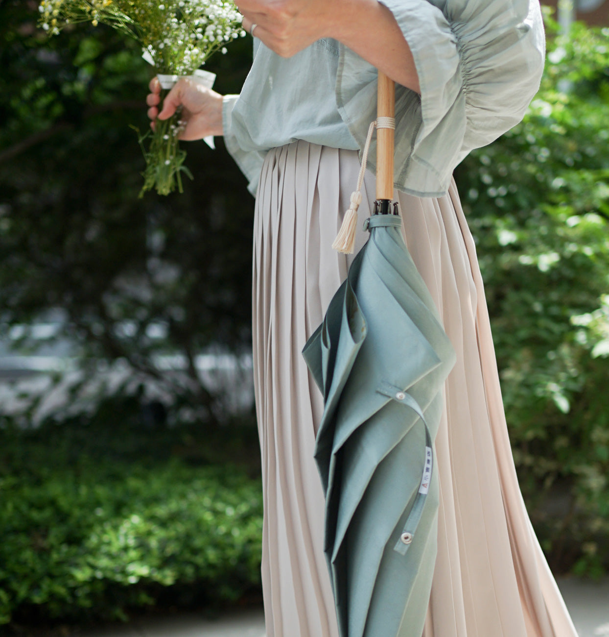 長傘 レディース 雨傘 捺染した仮糸と無地の糸を合わせて 二重に織り上げる「裏ほぐし織」