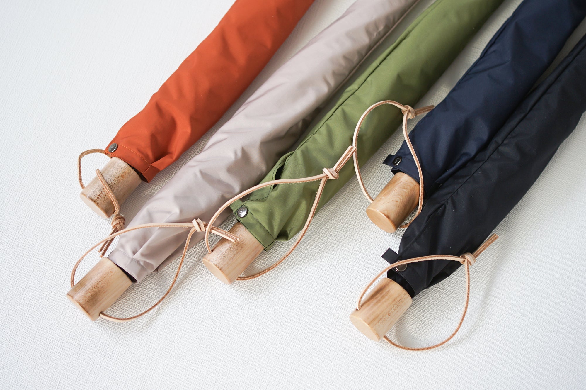 折りたたみ傘 メンズ 雨傘 皮ひも付きで持ちやすい、天然の風合いの楓のハンドル