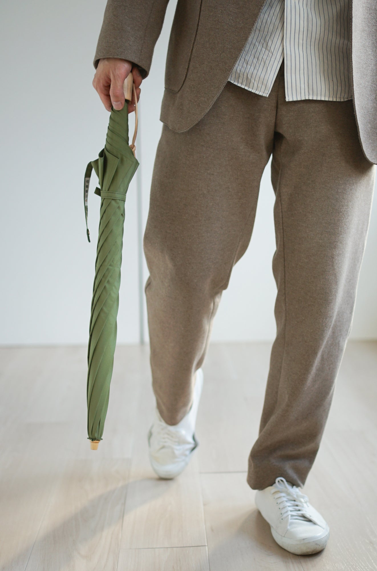 折りたたみ傘 メンズ 雨傘 皮ひも付きで持ちやすい、天然の風合いの楓のハンドル