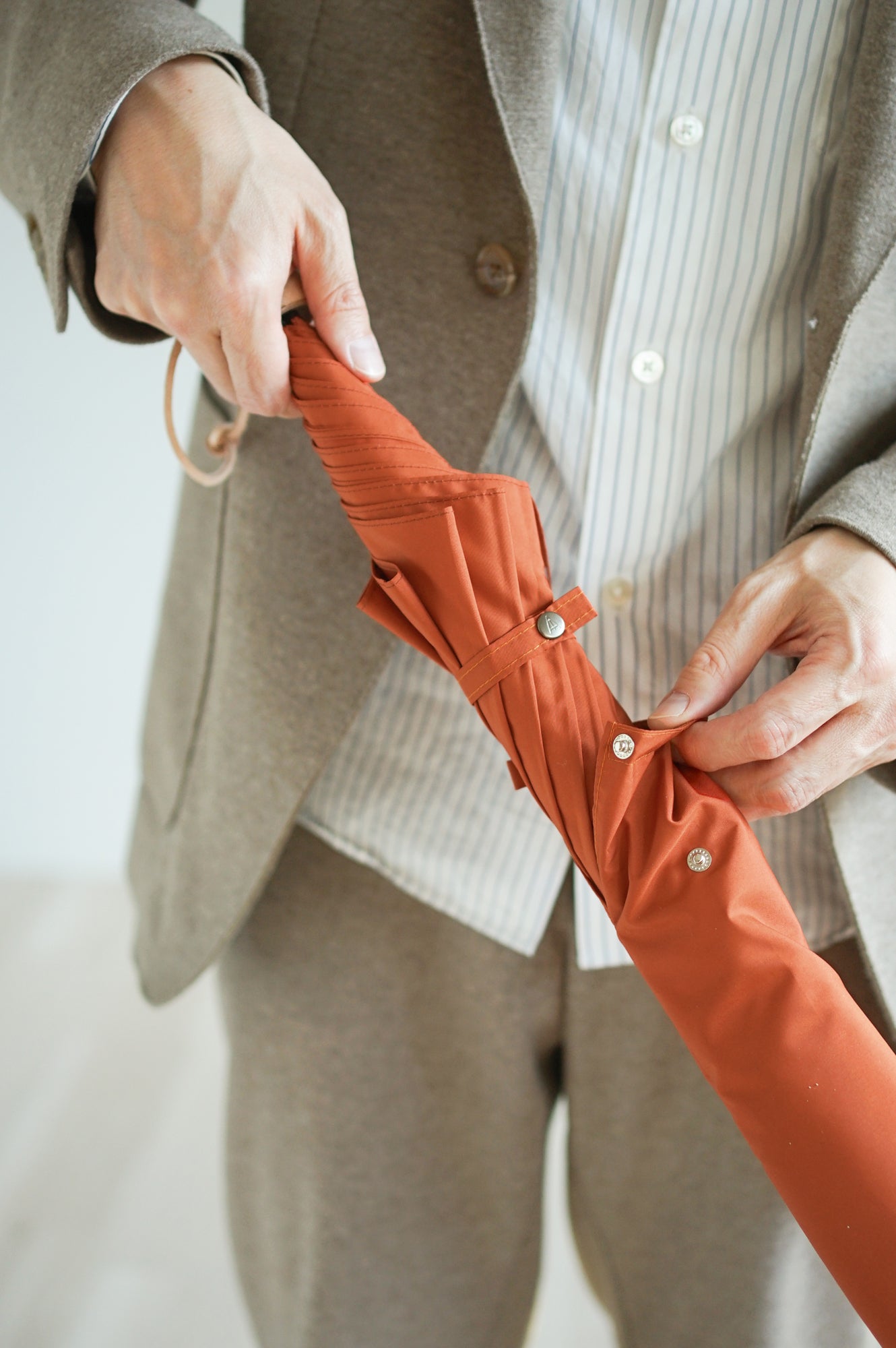 折りたたみ傘 メンズ 雨傘 コンパクトで軽い、丈夫な二つ折り