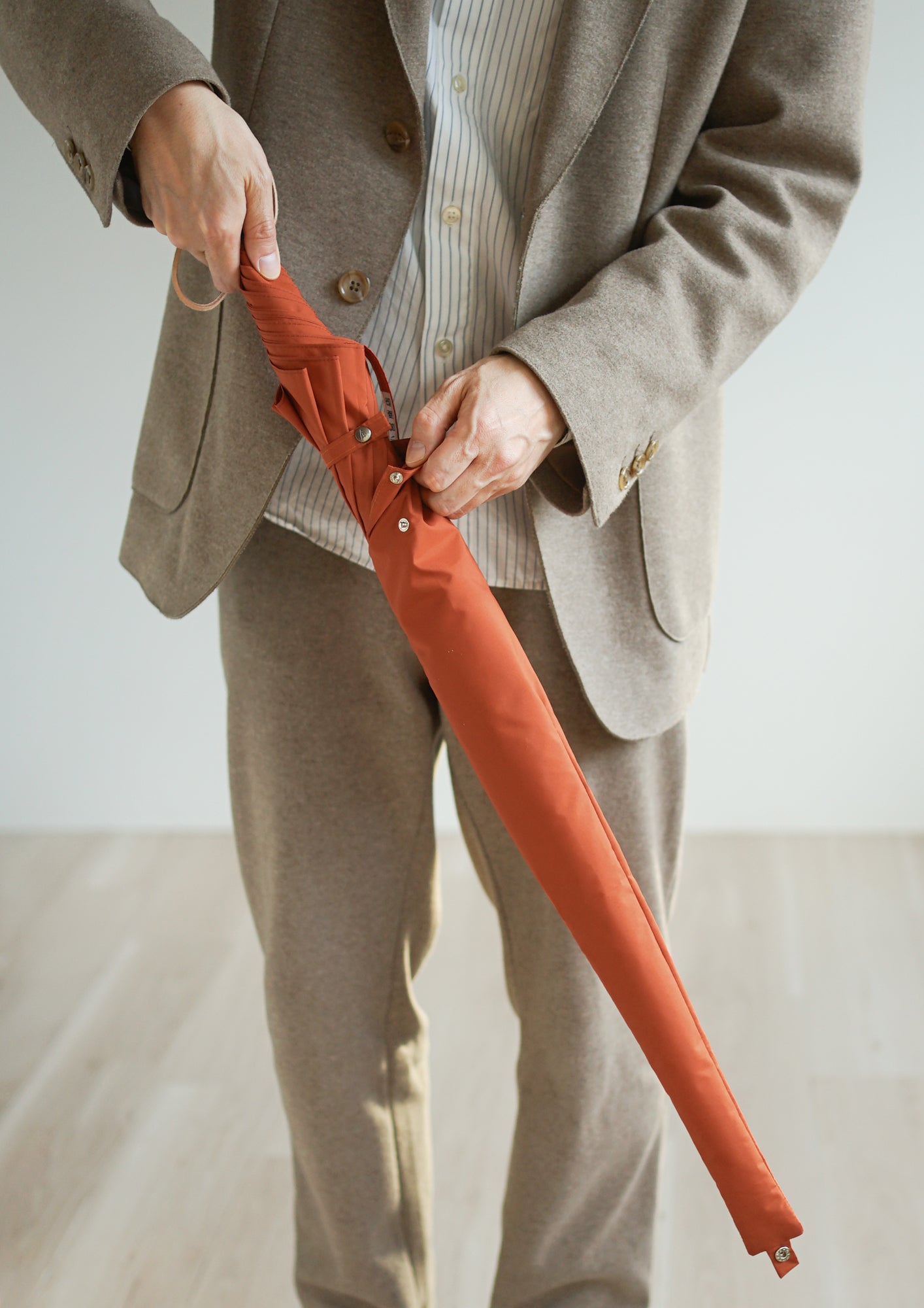 折りたたみ傘 メンズ 雨傘 コンパクトで軽い、丈夫な二つ折り