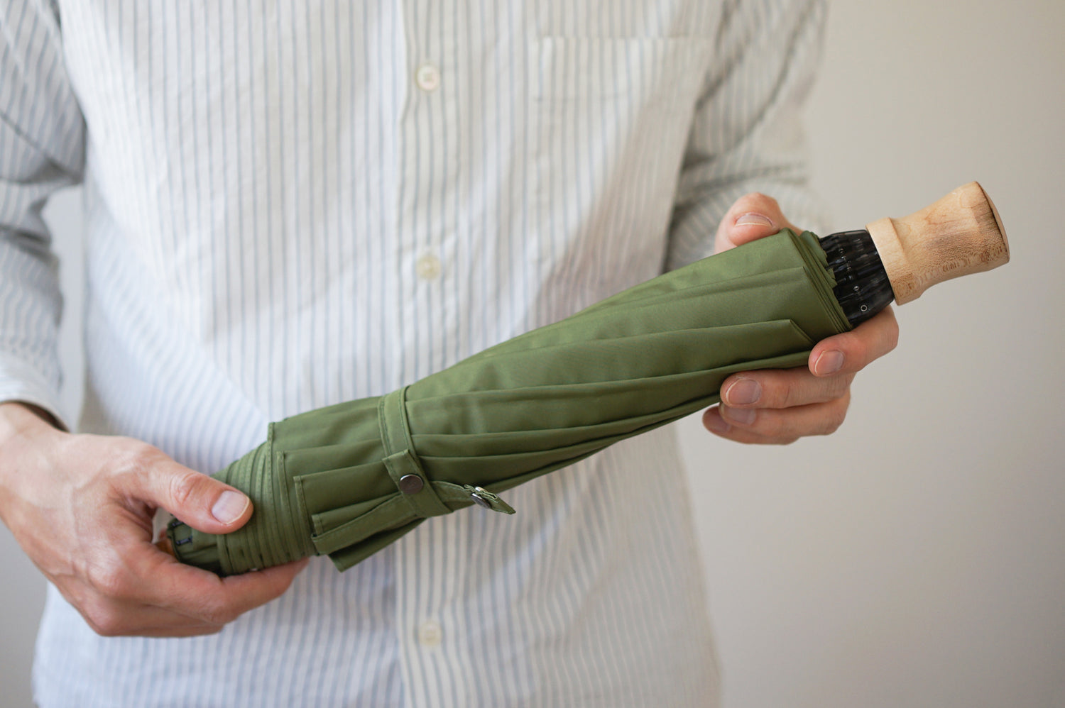 折りたたみ傘 メンズ 雨傘 様々なシーンになじむユニセックスカラー