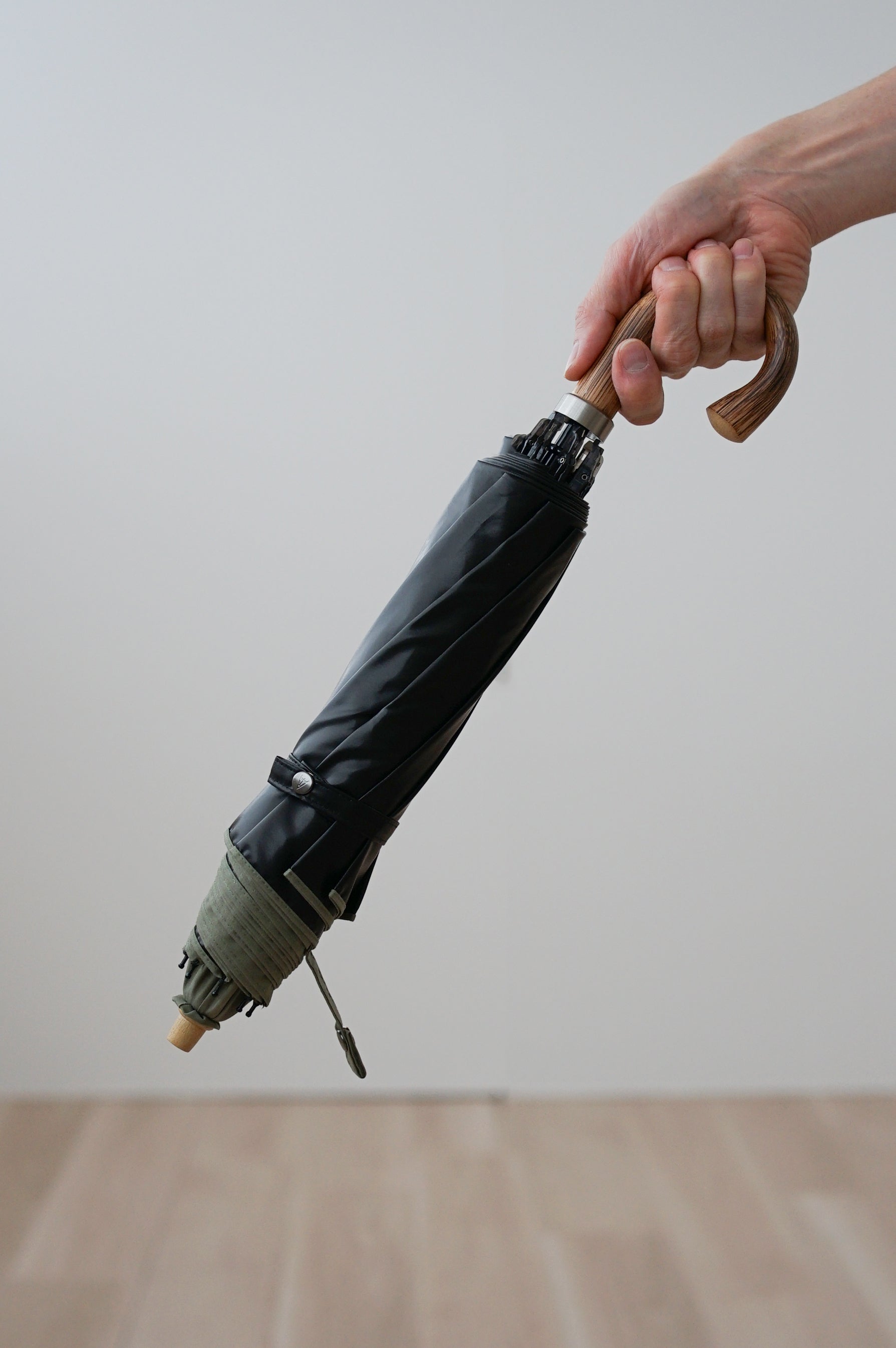 折りたたみ傘 メンズ 日傘・晴雨兼用傘 軽くて丈夫でキズが目立ちにくい籐のハンドル