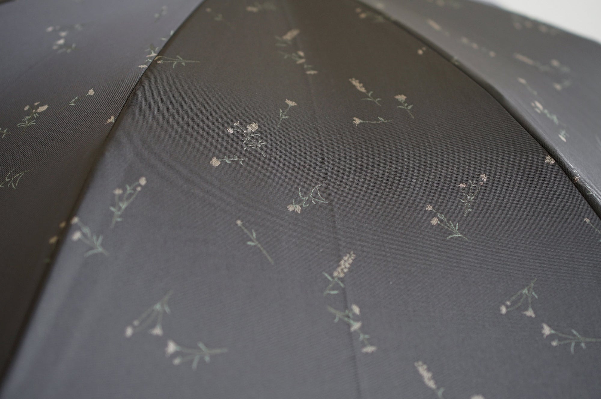 長傘 レディース 雨傘 UV たくさんの人の手を経て、ようやく形となる希少な織物