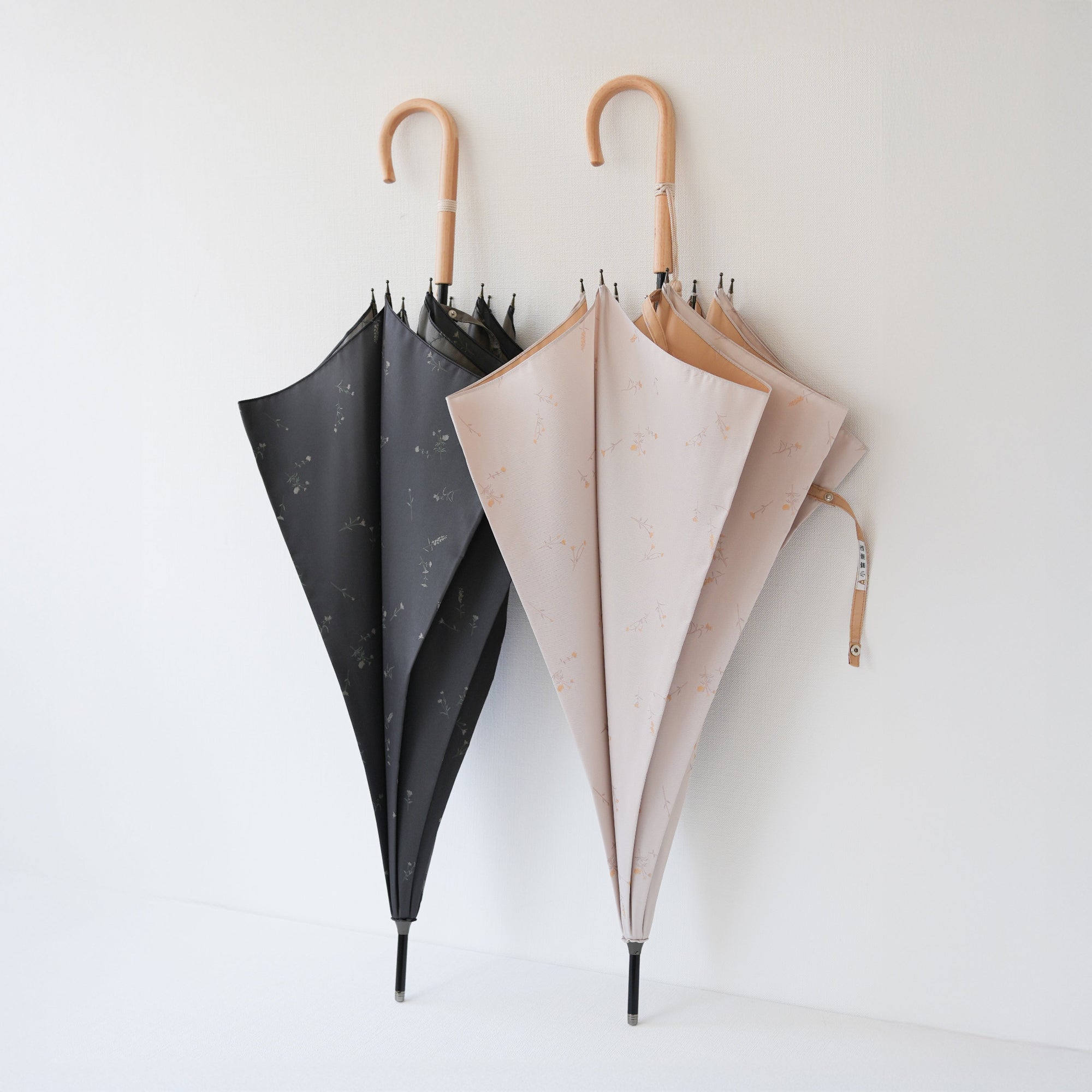 長傘 レディース 雨傘 UV 草花そのものを押し花のように生地に閉じ込め、光沢感を押さえたジャカードの織組織で上質感を表現した雨晴兼用傘です。