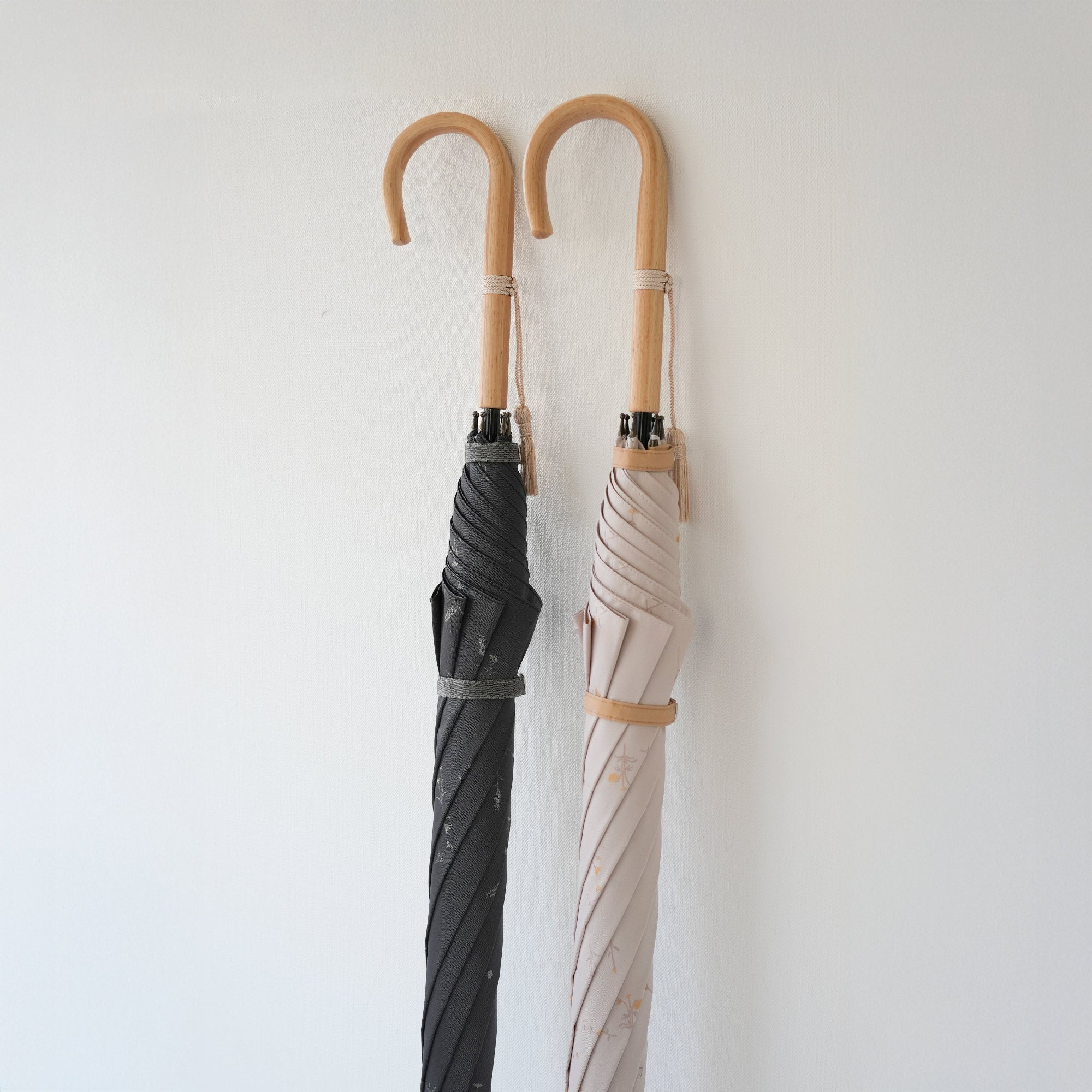 長傘 レディース 雨傘 UV 草花そのものを押し花のように生地に閉じ込め、光沢感を押さえたジャカードの織組織で上質感を表現した雨晴兼用傘です。