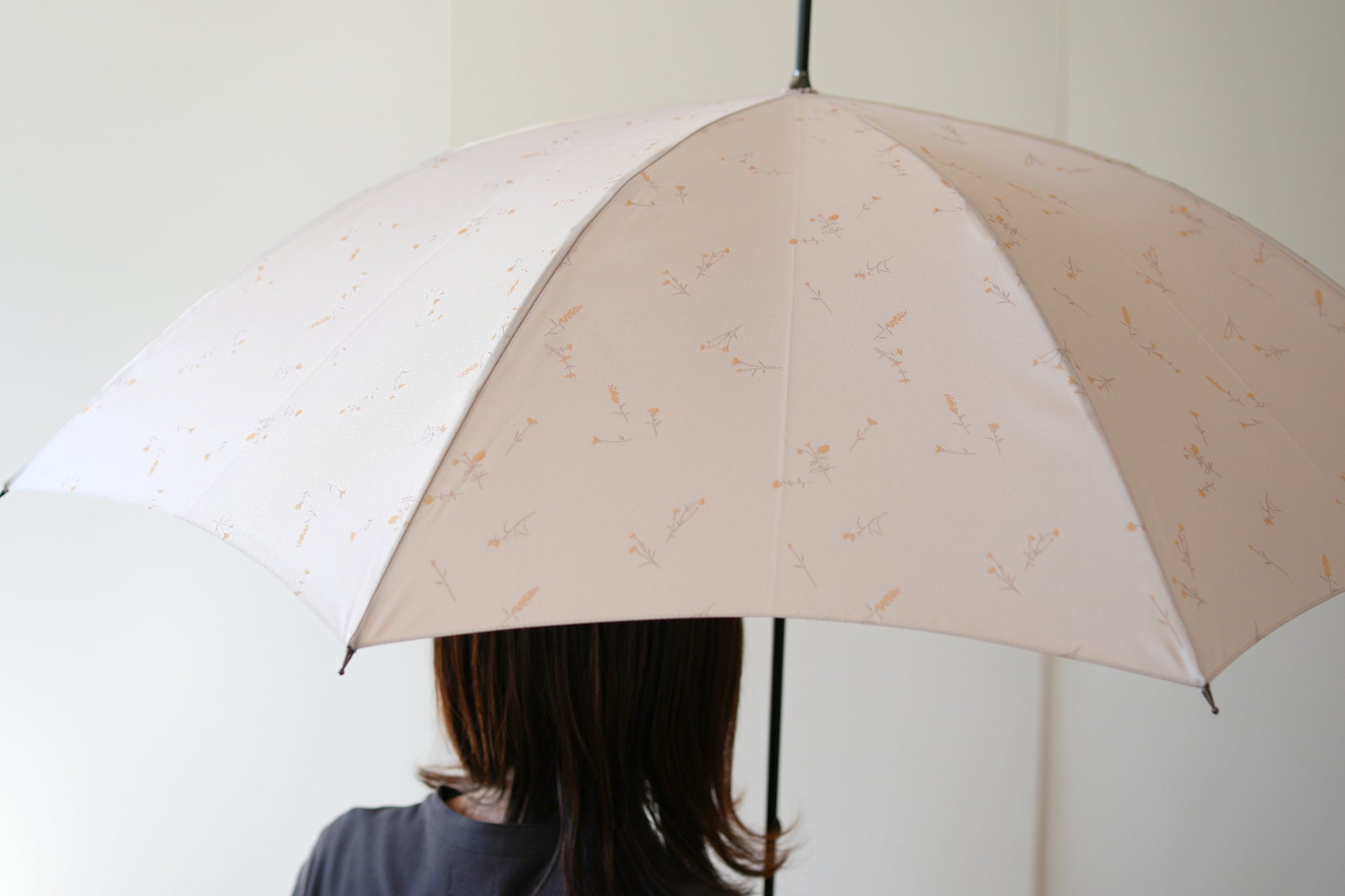 長傘 レディース 雨傘 UV 草花そのものを押し花のように生地に閉じ込め、光沢感を押さえたジャカードの織組織で上質感を表現した雨晴兼用傘です。