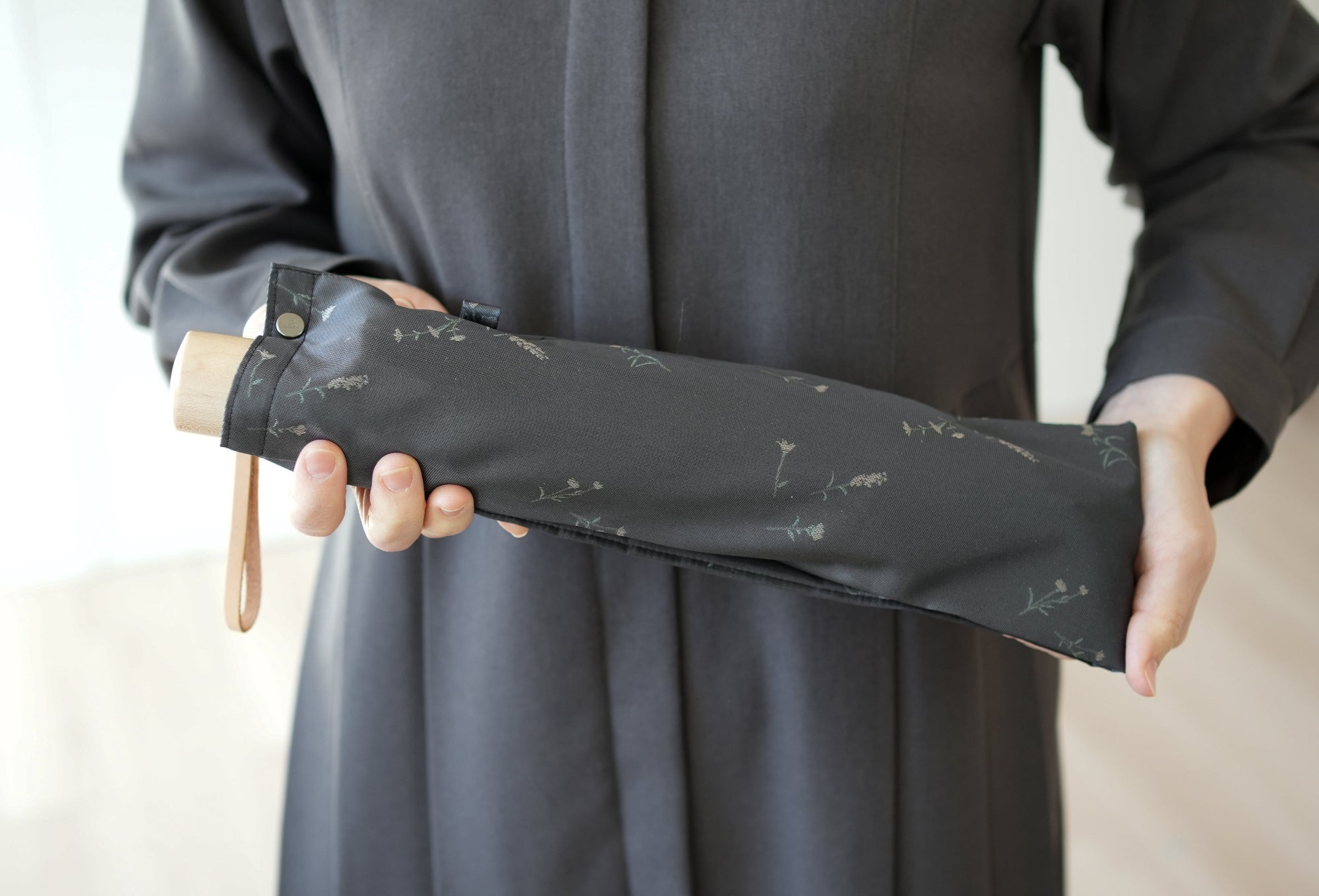 折りたたみ傘 レディース 雨傘 UV たくさんの人の手を経て、ようやく形となる希少な織物