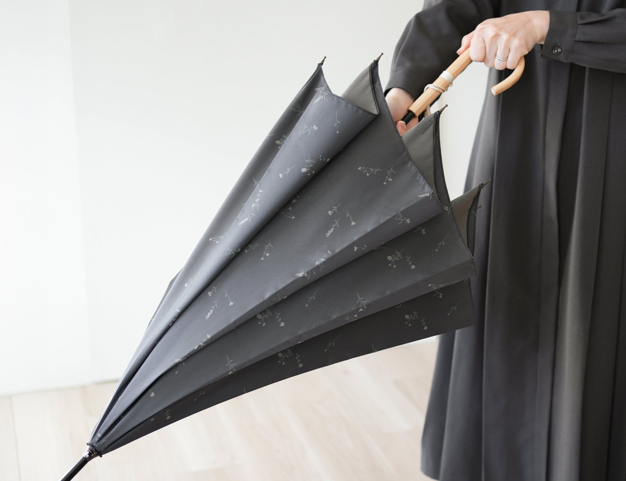 長傘 レディース 雨傘 UV 草花そのものを押し花のように生地に閉じ込め、光沢感を押さえたジャカードの織組織で上質感を表現した雨晴兼用傘です。