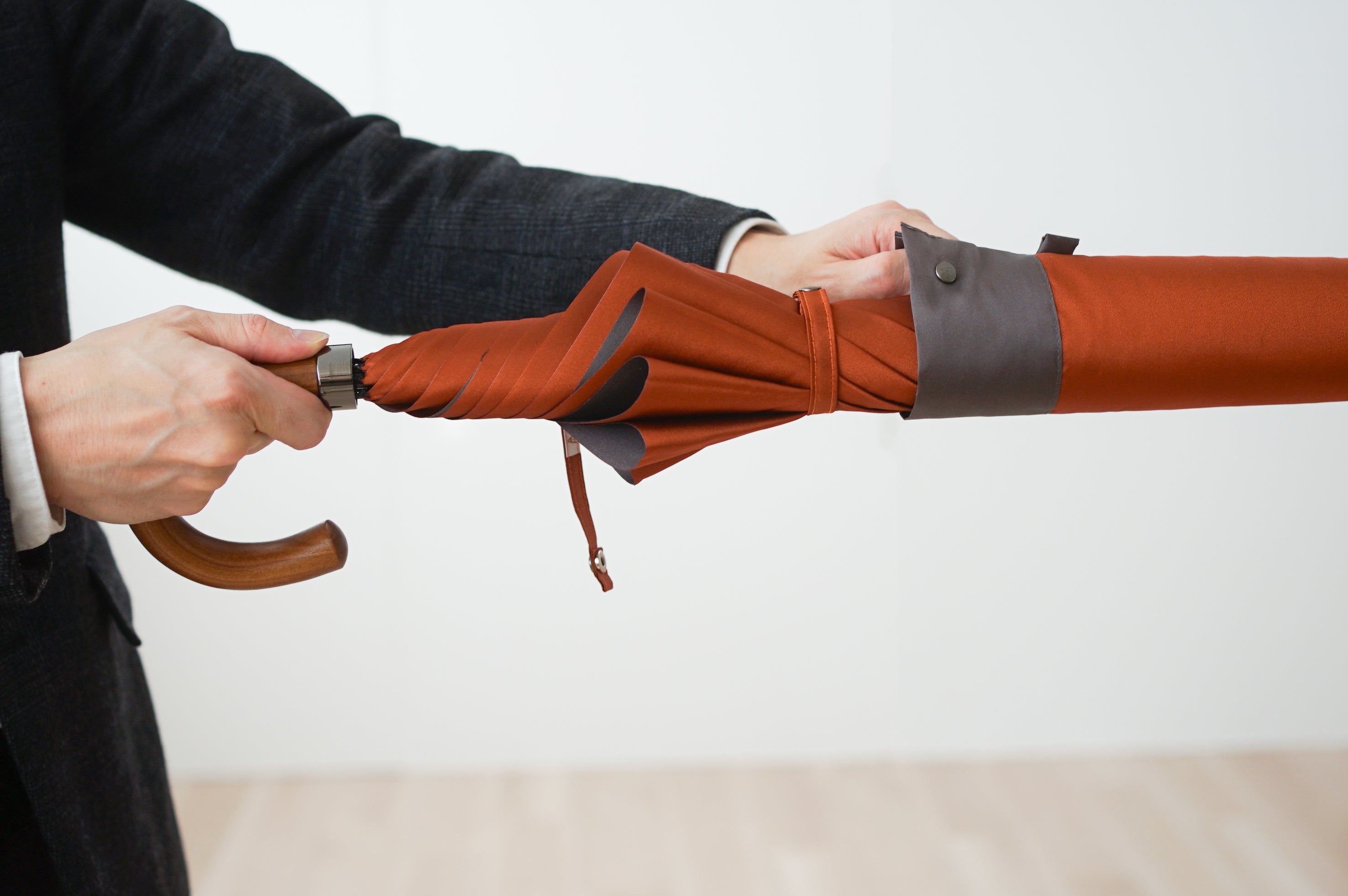 折りたたみ傘 メンズ 雨傘 染色する糸の色にこだわり、ユニセックスでもお使いいただけるカラー