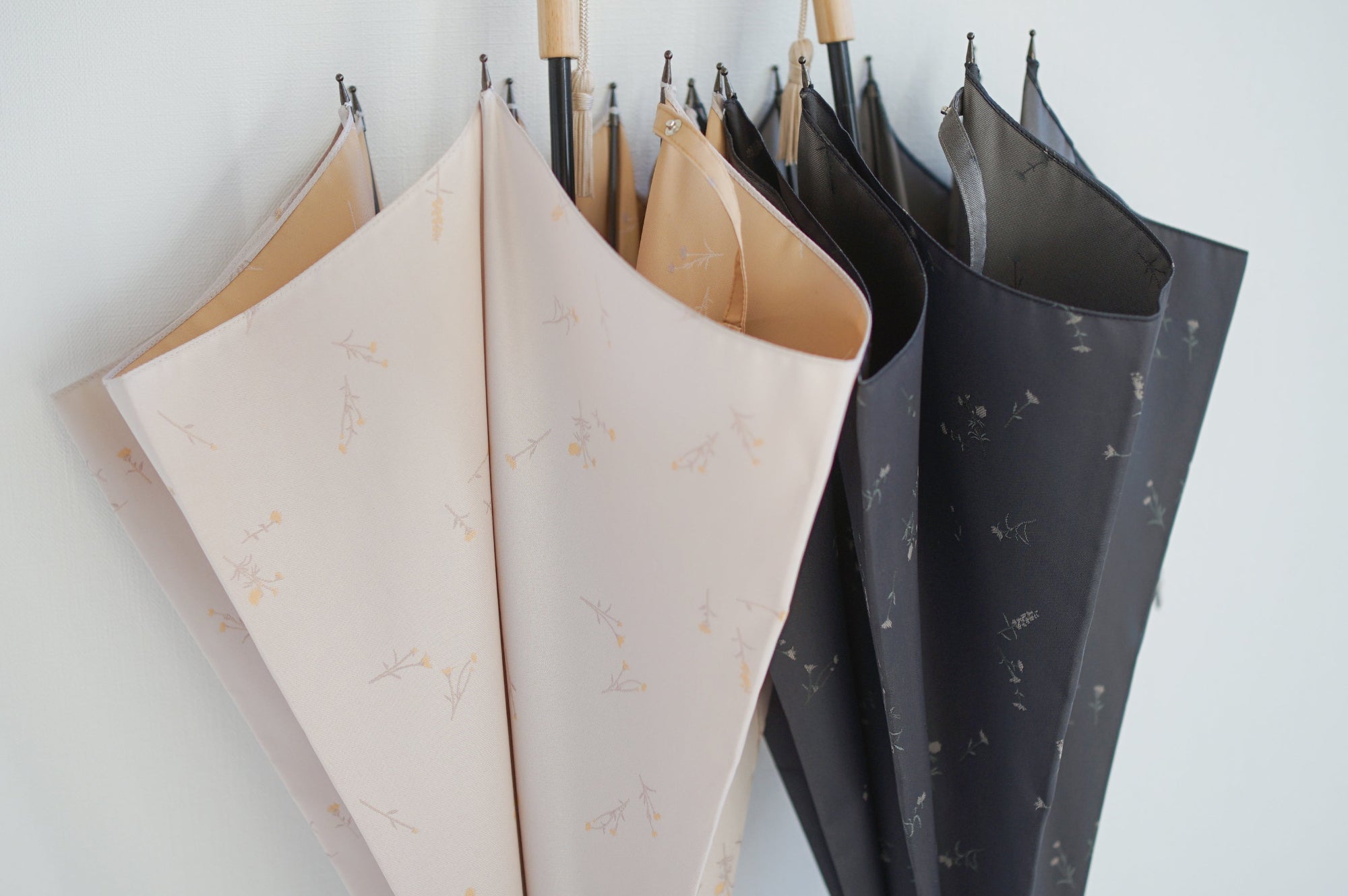 長傘 レディース 雨傘 UV 草花そのものを押し花のように生地に閉じ込め、光沢感を押さえたジャカードの織組織で上質感を表現した雨晴兼用傘です。