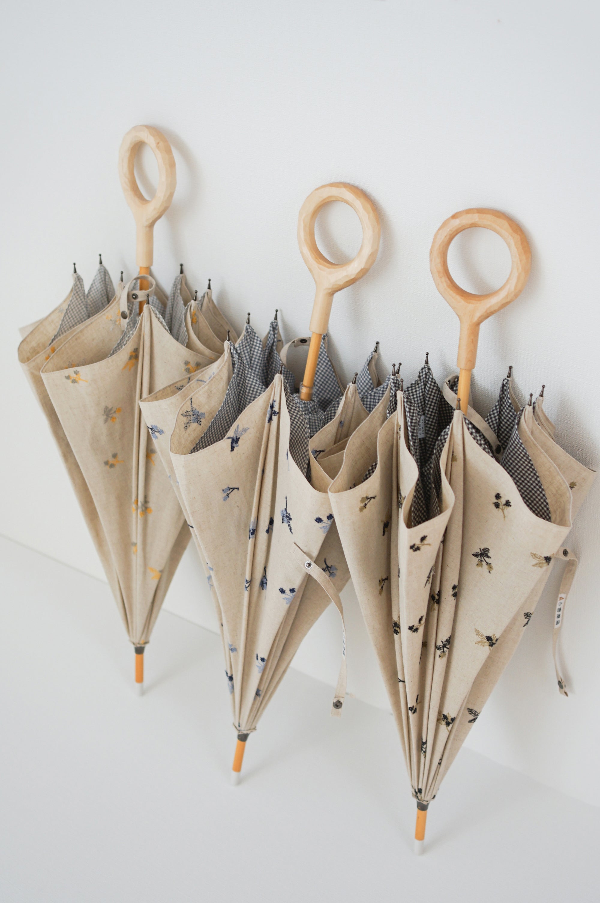 長傘 レディース 日傘 天然素材に咲く刺繍と 細かいギンガムチェックのかわず張り晴雨兼用傘