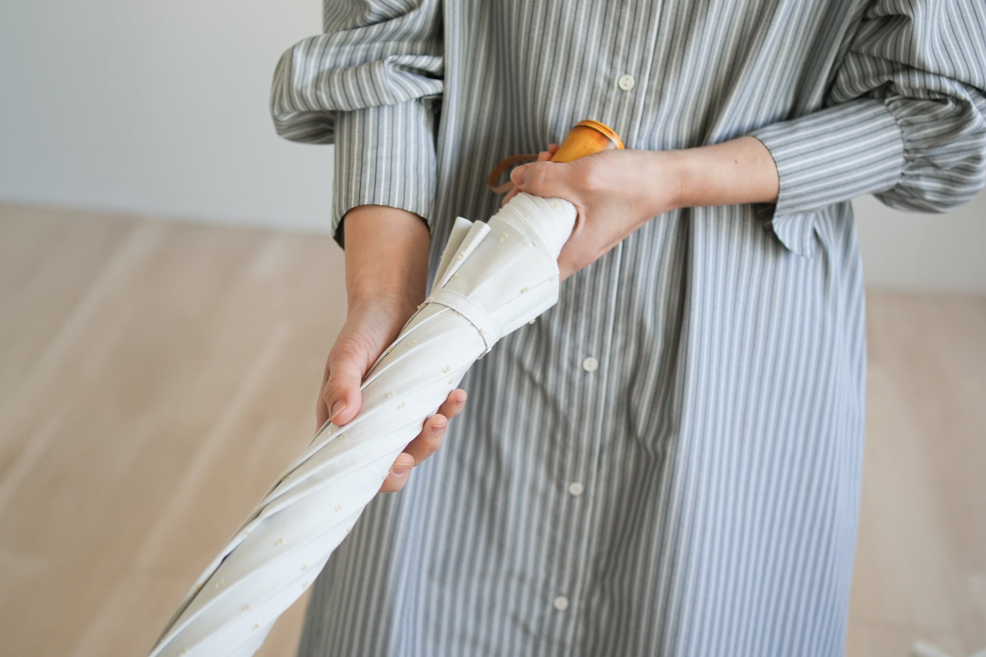 折りたたみ傘 レディース 晴雨兼用傘 遮光・遮熱 2段折り 小宮商店 Fringe Dot Shade オフホワイト(竹コンパクトタイプ)