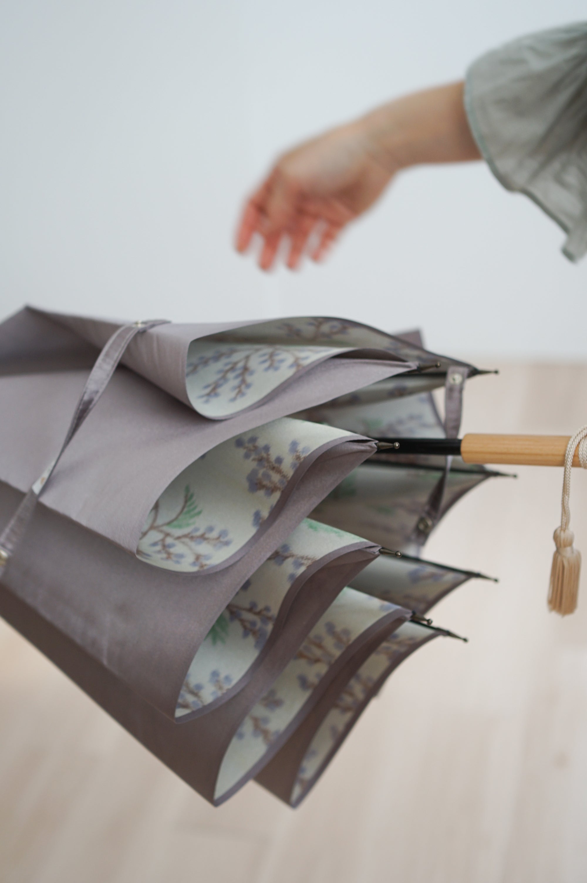 長傘 レディース 雨傘 捺染した仮糸と無地の糸を合わせて 二重に織り上げる「裏ほぐし織」