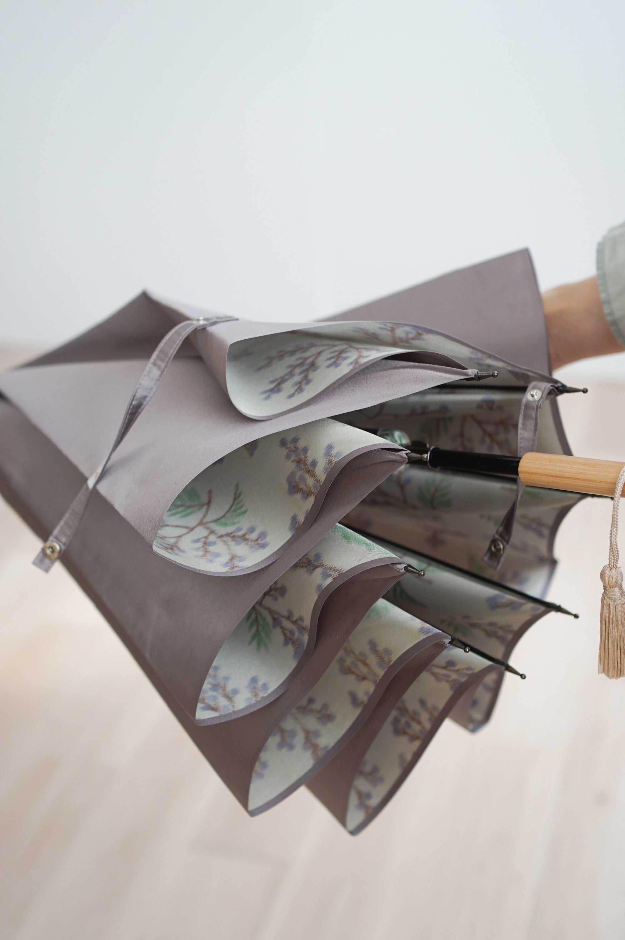 長傘 レディース 雨傘 捺染した仮糸と無地の糸を合わせて 二重に織り上げる「裏ほぐし織」