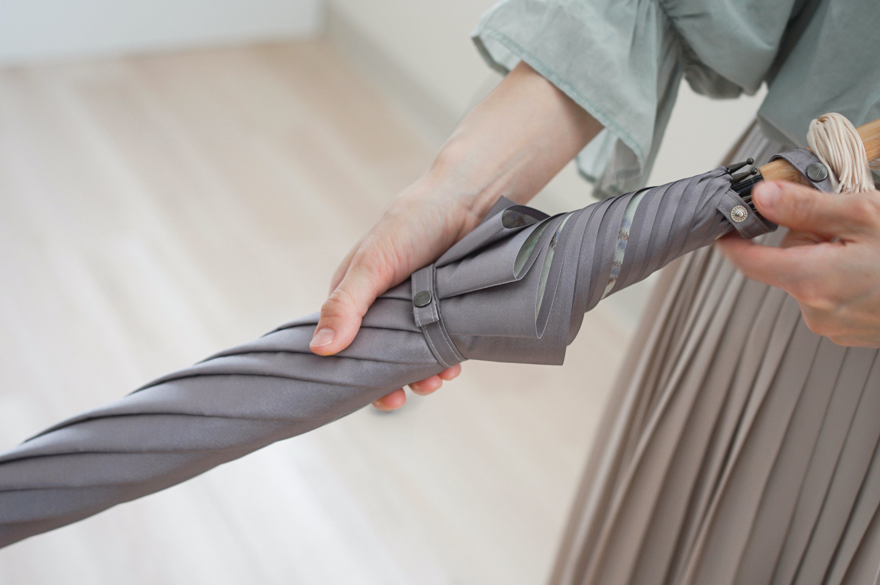 長傘 レディース 雨傘 捺染した仮糸と無地の糸を合わせて 二重に織り上げる「裏ほぐし織」