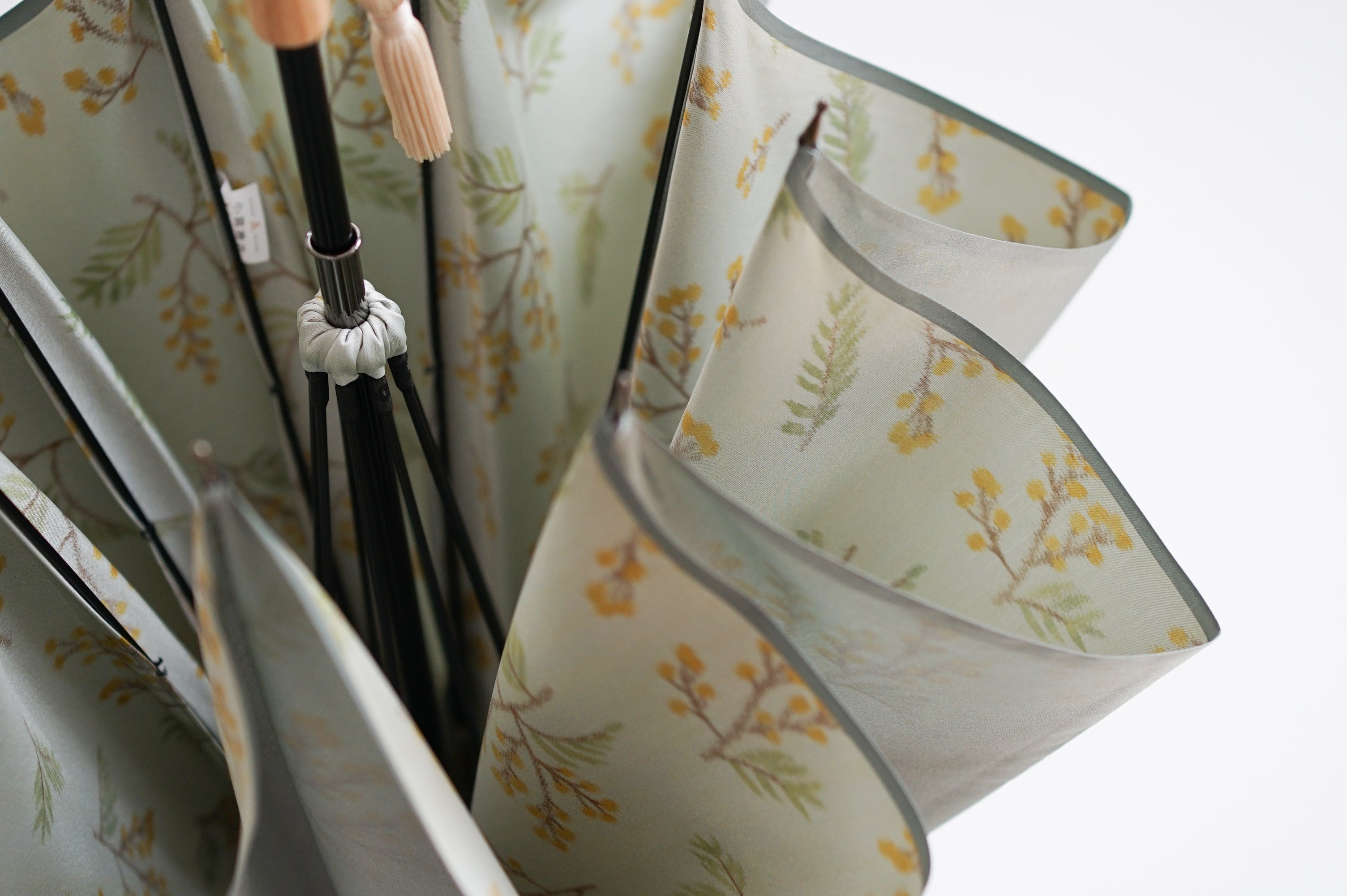 長傘 レディース 雨傘 捺染した仮糸と無地の糸を合わせて 二重に織り上げる「裏ほぐし織」