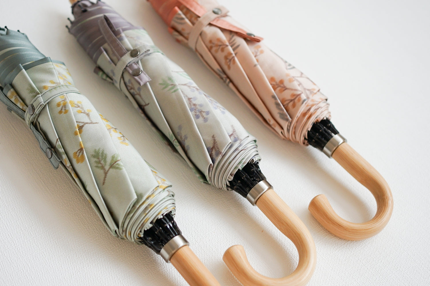 折りたたみ傘 レディース 雨傘 捺染した仮糸と無地の糸を合わせて 二重に織り上げる「裏ほぐし織」