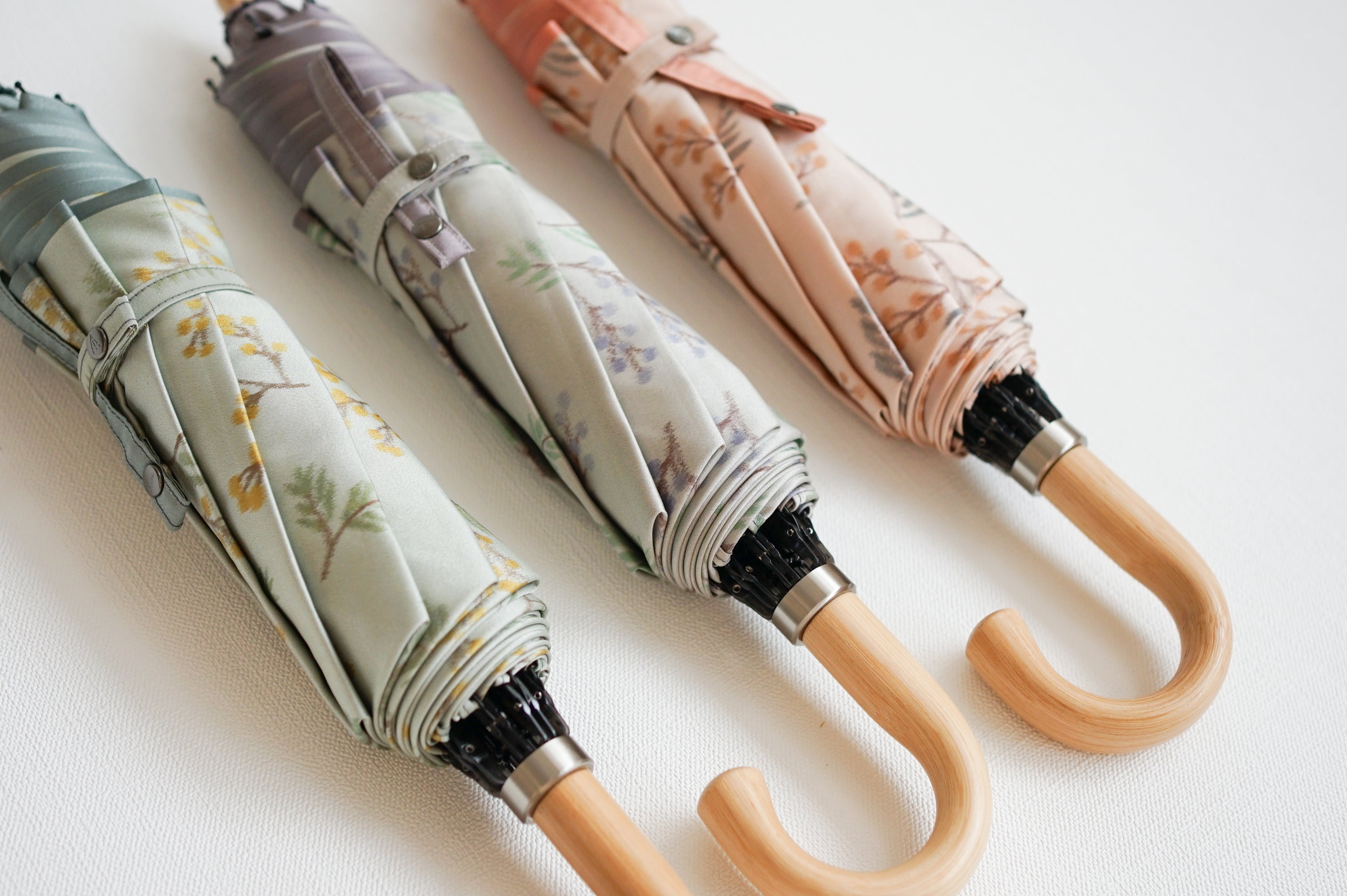 折りたたみ傘 レディース 雨傘 捺染した仮糸と無地の糸を合わせて 二重に織り上げる「裏ほぐし織」