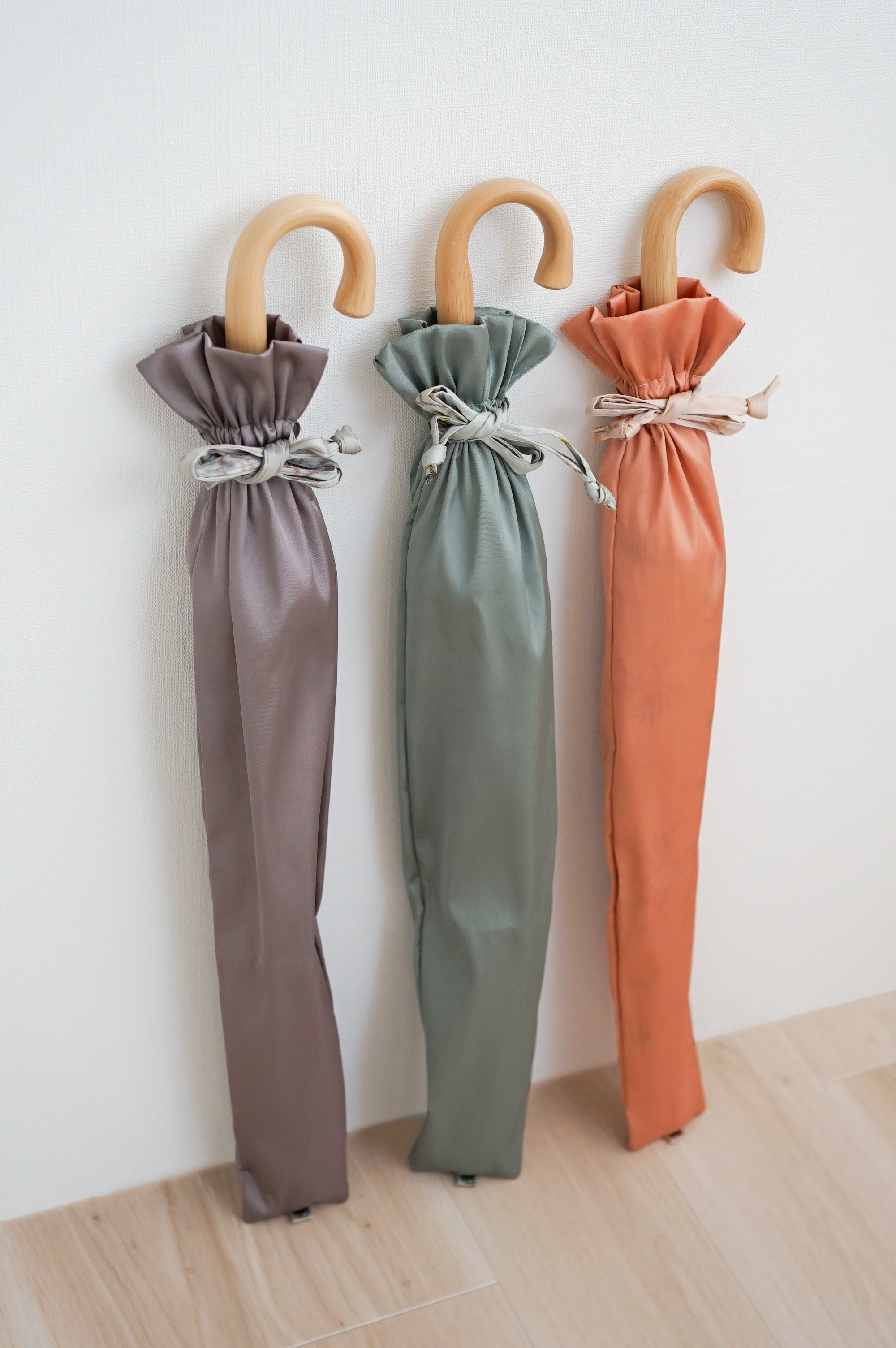 折りたたみ傘 レディース 雨傘 捺染した仮糸と無地の糸を合わせて 二重に織り上げる「裏ほぐし織」