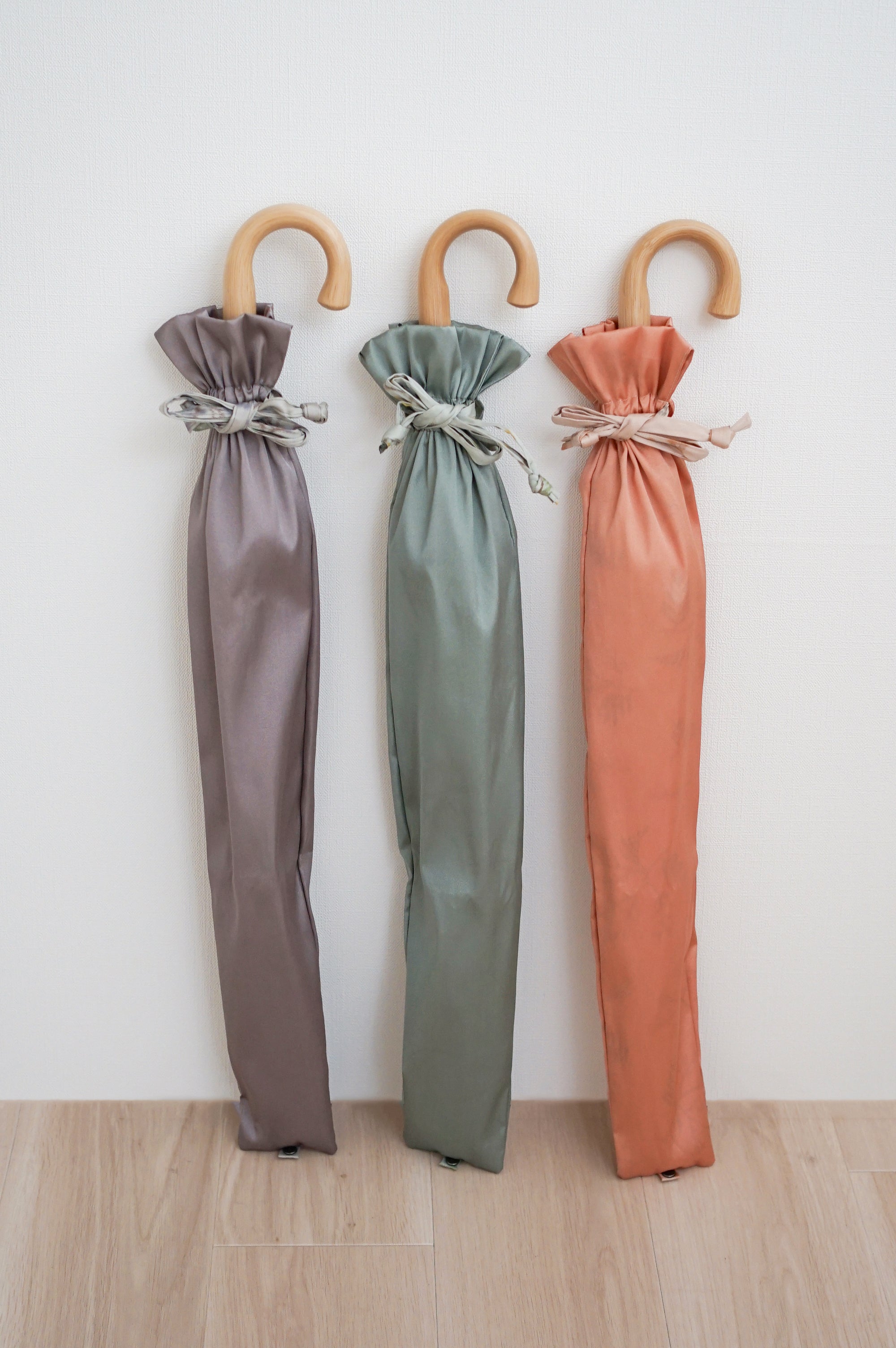 折りたたみ傘 レディース 雨傘 捺染した仮糸と無地の糸を合わせて 二重に織り上げる「裏ほぐし織」