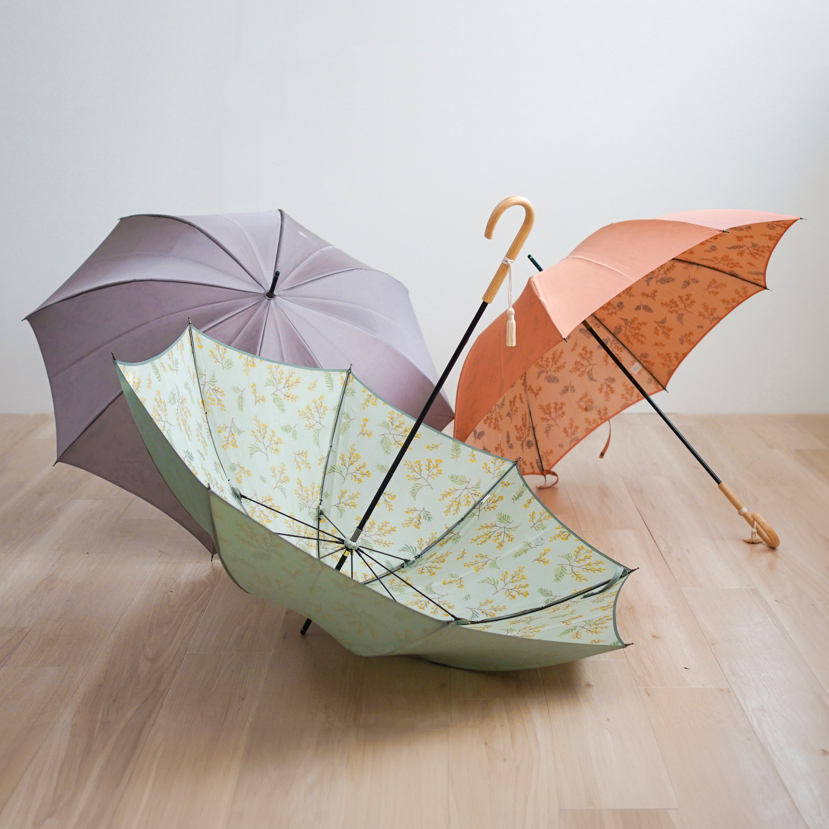 長傘 レディース 雨傘 捺染した仮糸と無地の糸を合わせて 二重に織り上げる「裏ほぐし織」