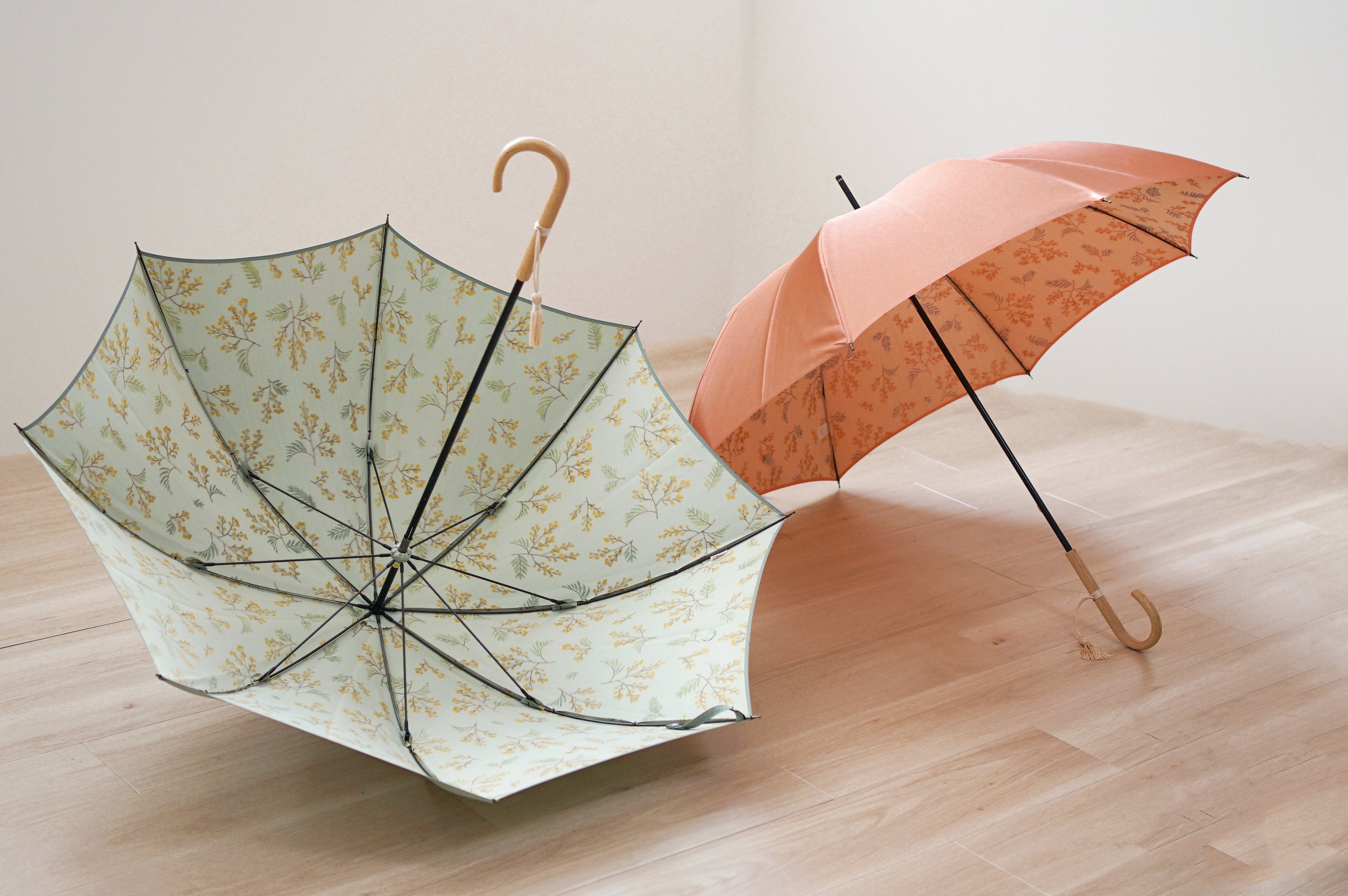 長傘 レディース 雨傘 捺染した仮糸と無地の糸を合わせて 二重に織り上げる「裏ほぐし織」