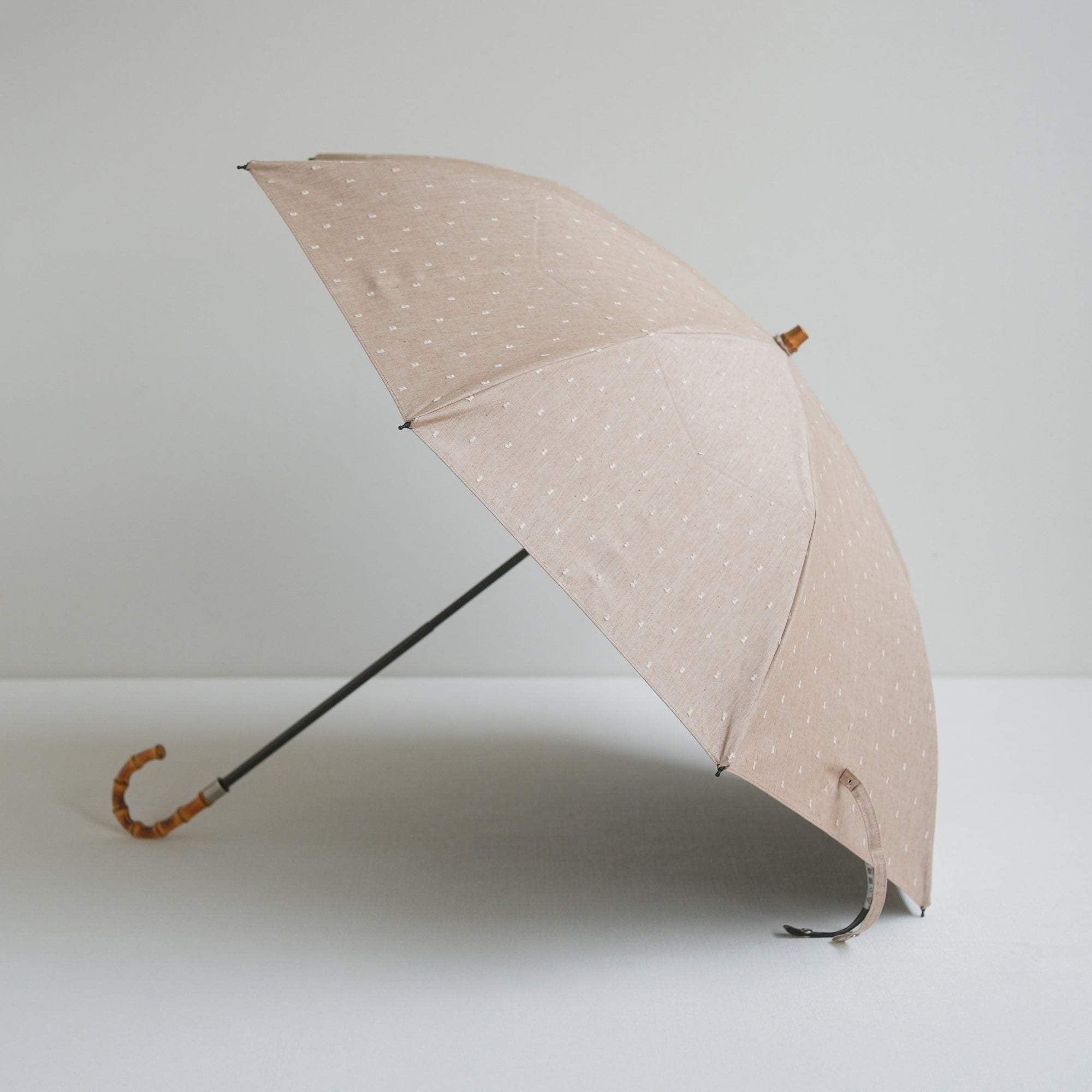 折りたたみ傘 レディース 晴雨兼用傘 遮光・遮熱 2段折り 小宮商店 Fringe Dot Shade ベージュ(竹まがりタイプ)