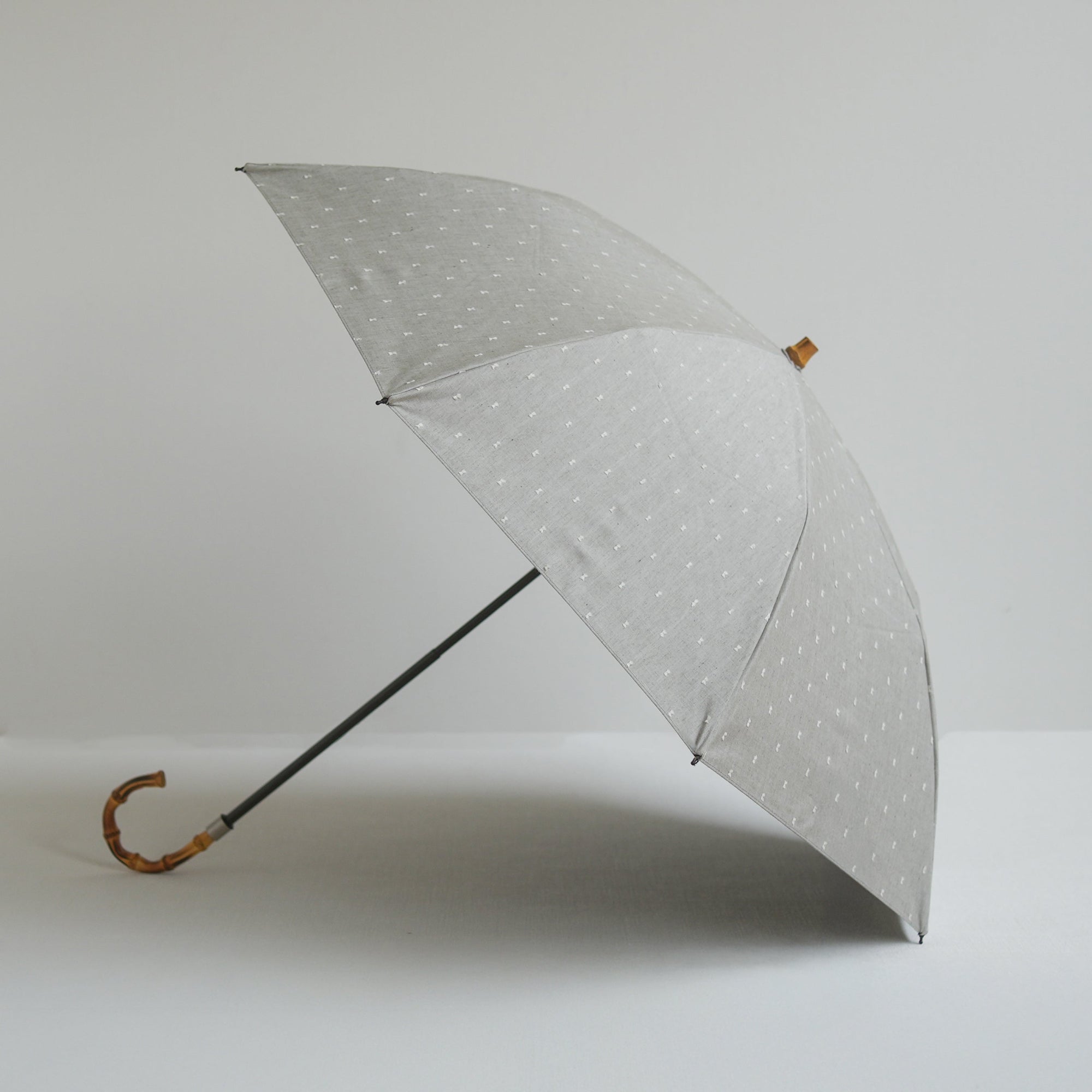 折りたたみ傘 レディース 晴雨兼用傘 遮光・遮熱 2段折り 小宮商店 Fringe Dot Shade ライトグレー(竹まがりタイプ)