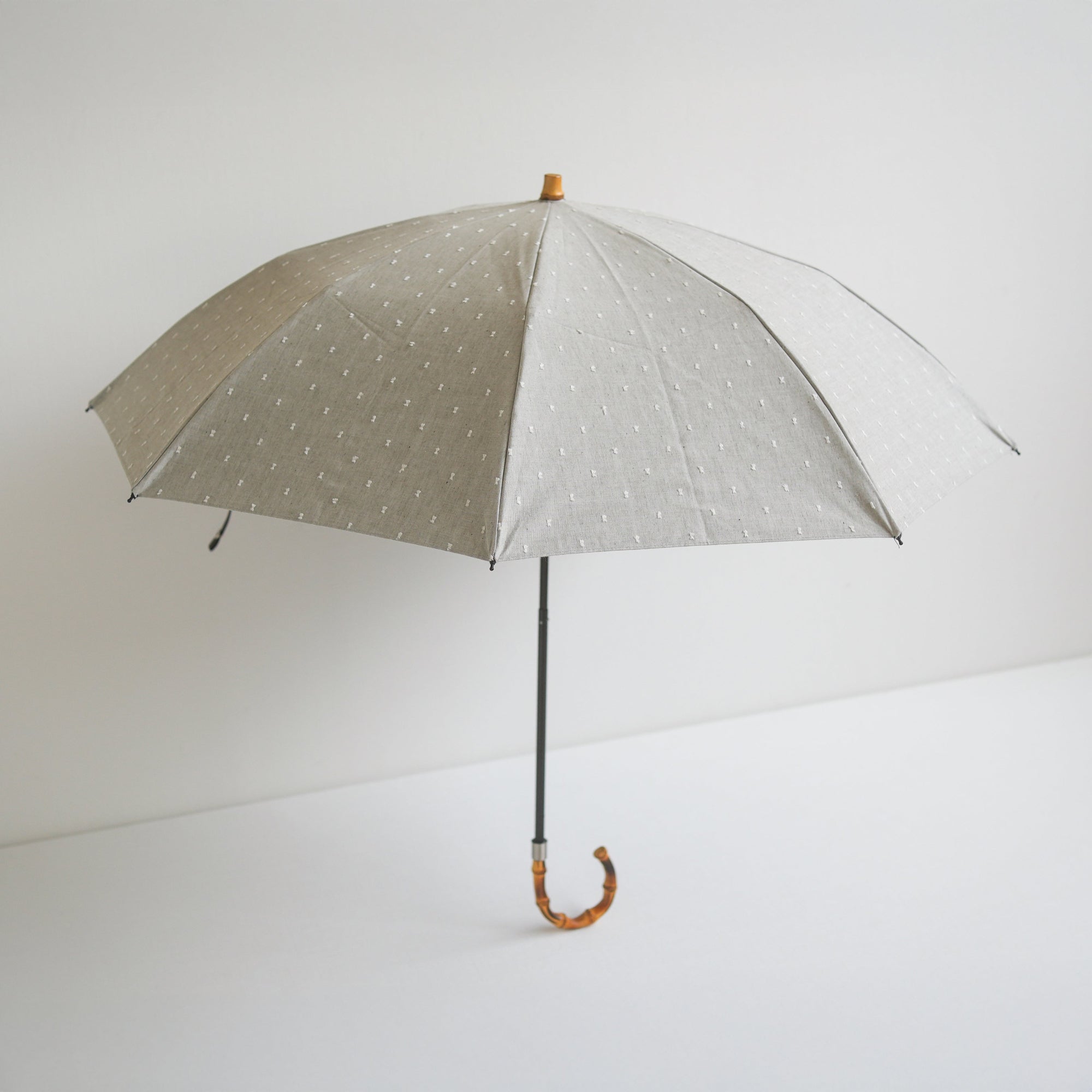 折りたたみ傘 レディース 晴雨兼用傘 遮光・遮熱 2段折り 小宮商店 Fringe Dot Shade ライトグレー(竹まがりタイプ)