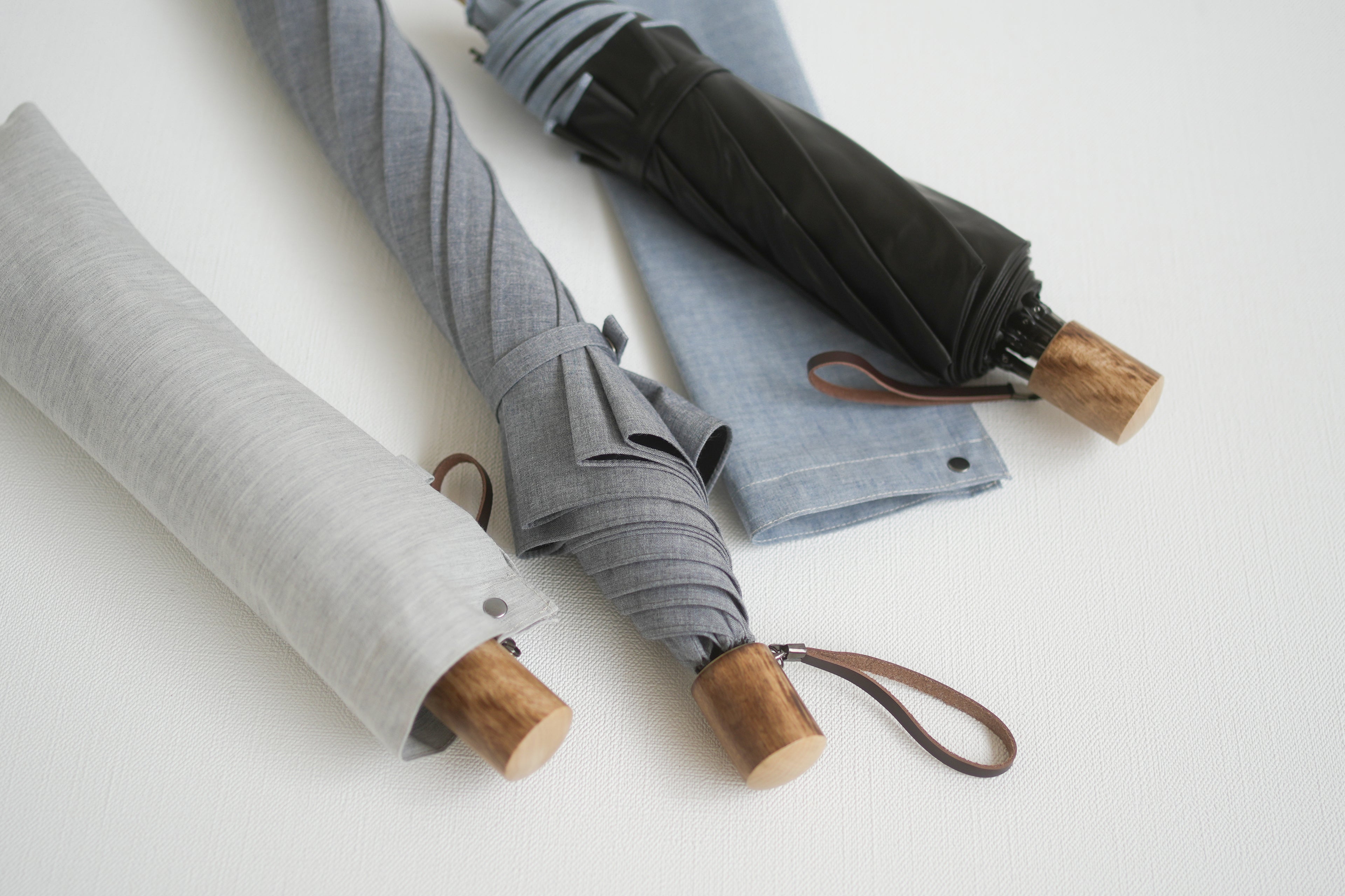 折りたたみ傘 メンズ 晴雨兼用傘 焼き色がおしゃれでナチュラルな、持ちやすい天然木のハンドル