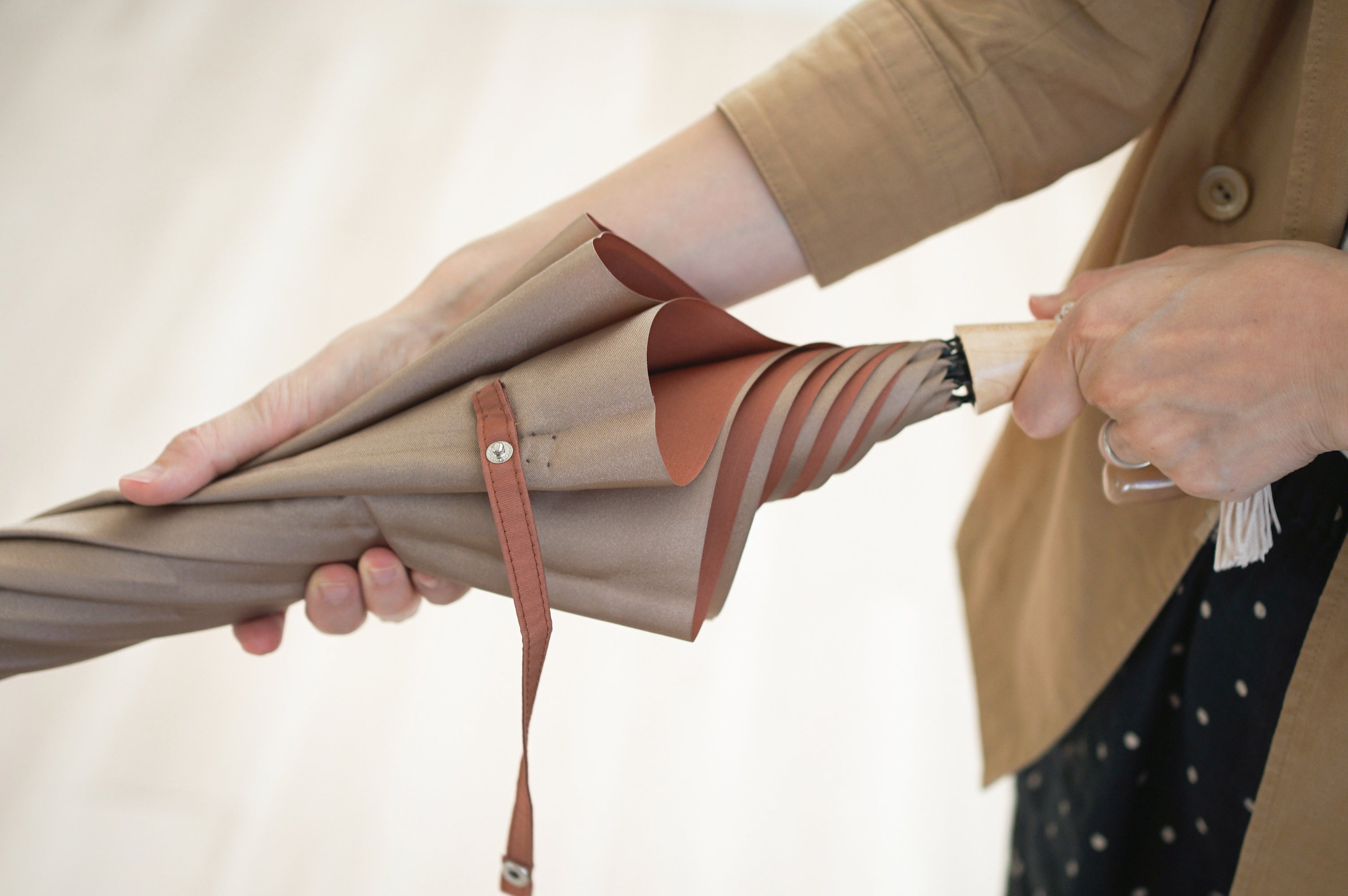 折りたたみ傘 レディース 雨傘 コーディネートしやすい2色のニュアンスカラー