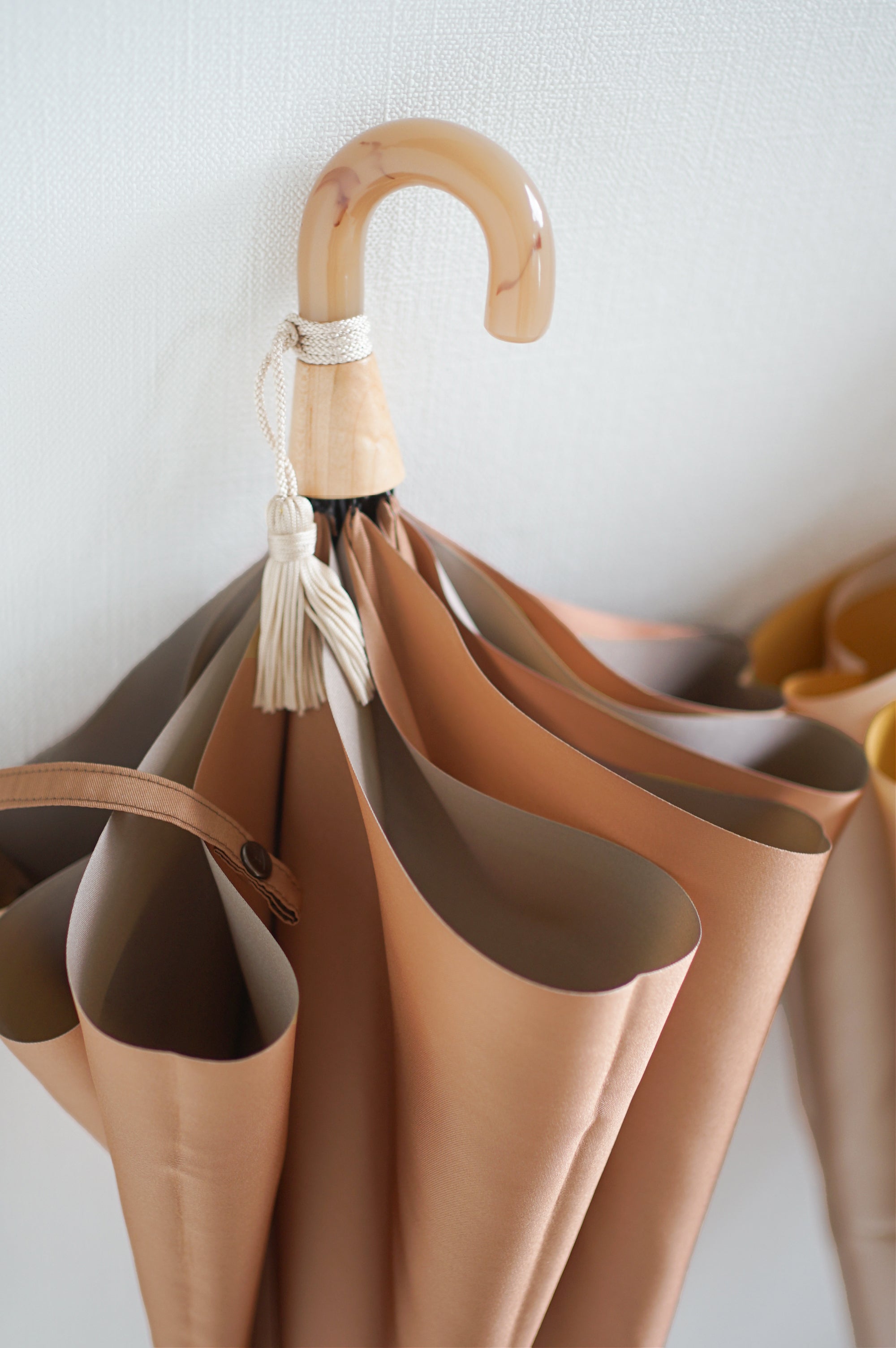 折りたたみ傘 レディース 雨傘 アクリルと天然木の組み合わせが上品なハンドル