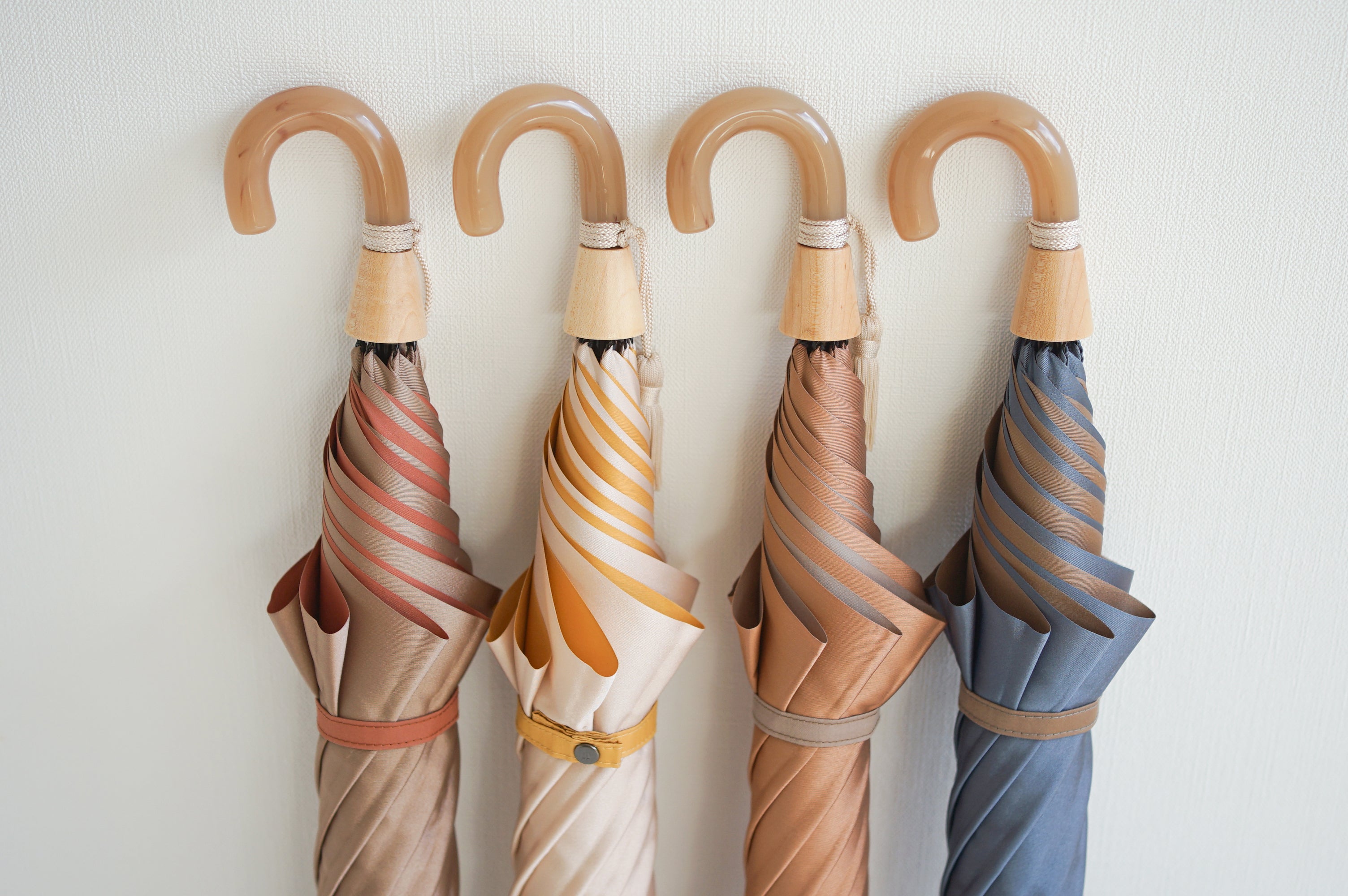 折りたたみ傘 レディース 雨傘 アクリルと天然木の組み合わせが上品なハンドル