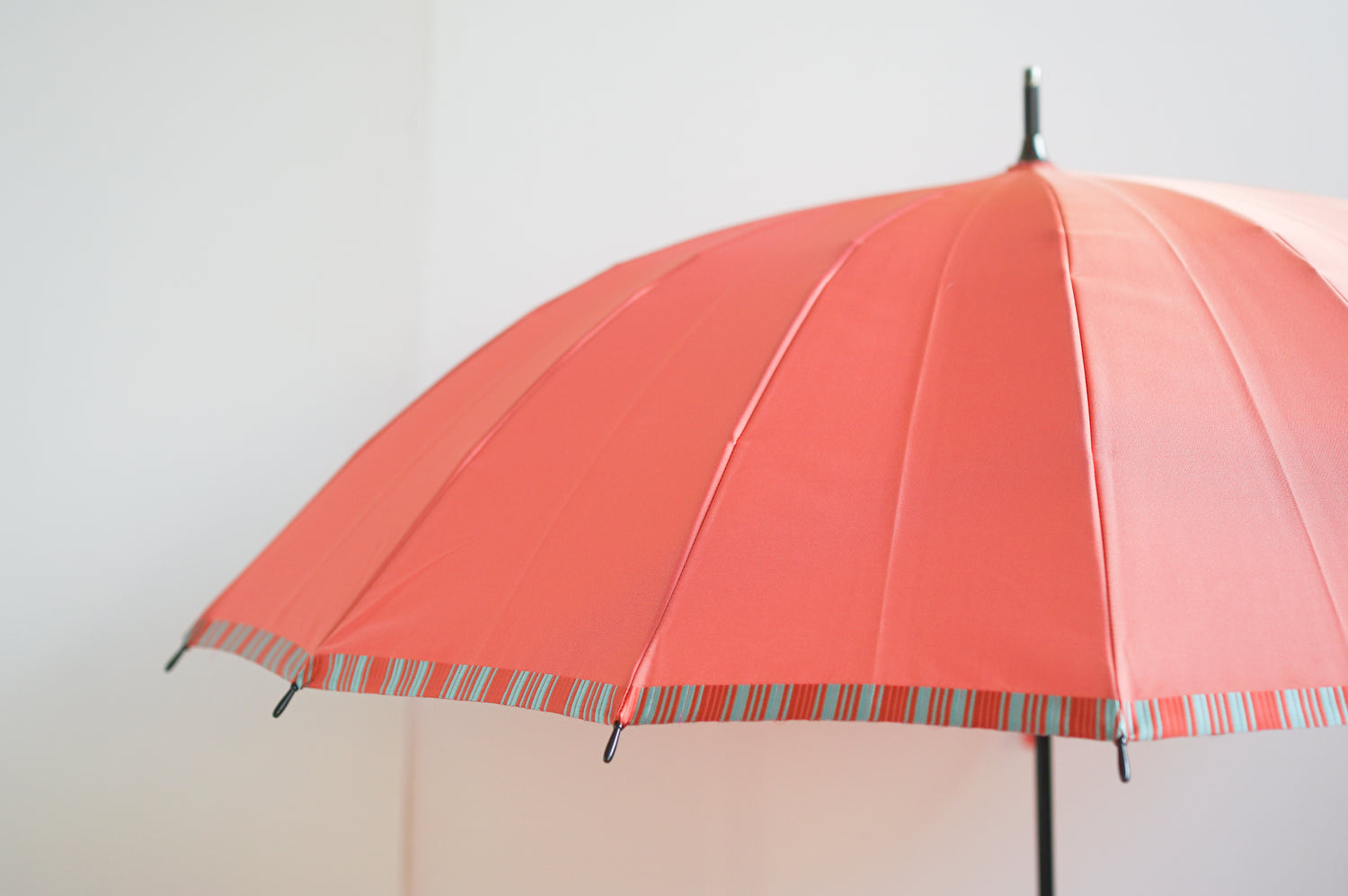 長傘 レディース 雨晴兼用傘 2色に輝く、美しい生地にストライプのアクセント