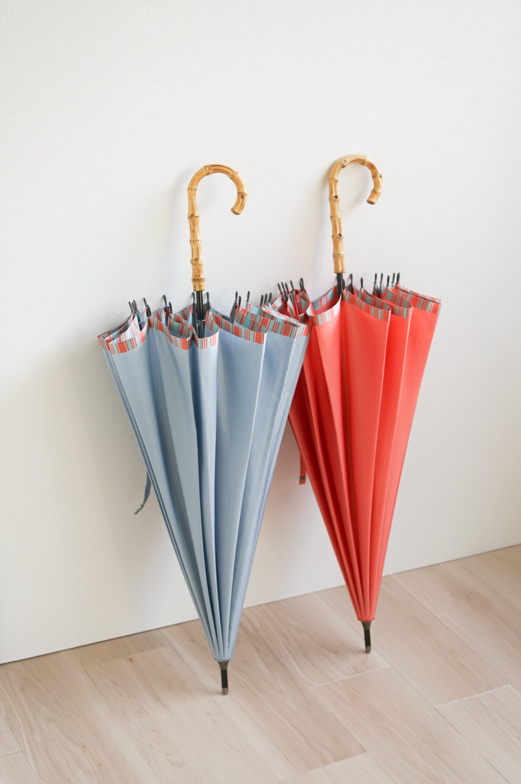 長傘 レディース 雨晴兼用傘 2色に輝く、美しい生地にストライプのアクセント