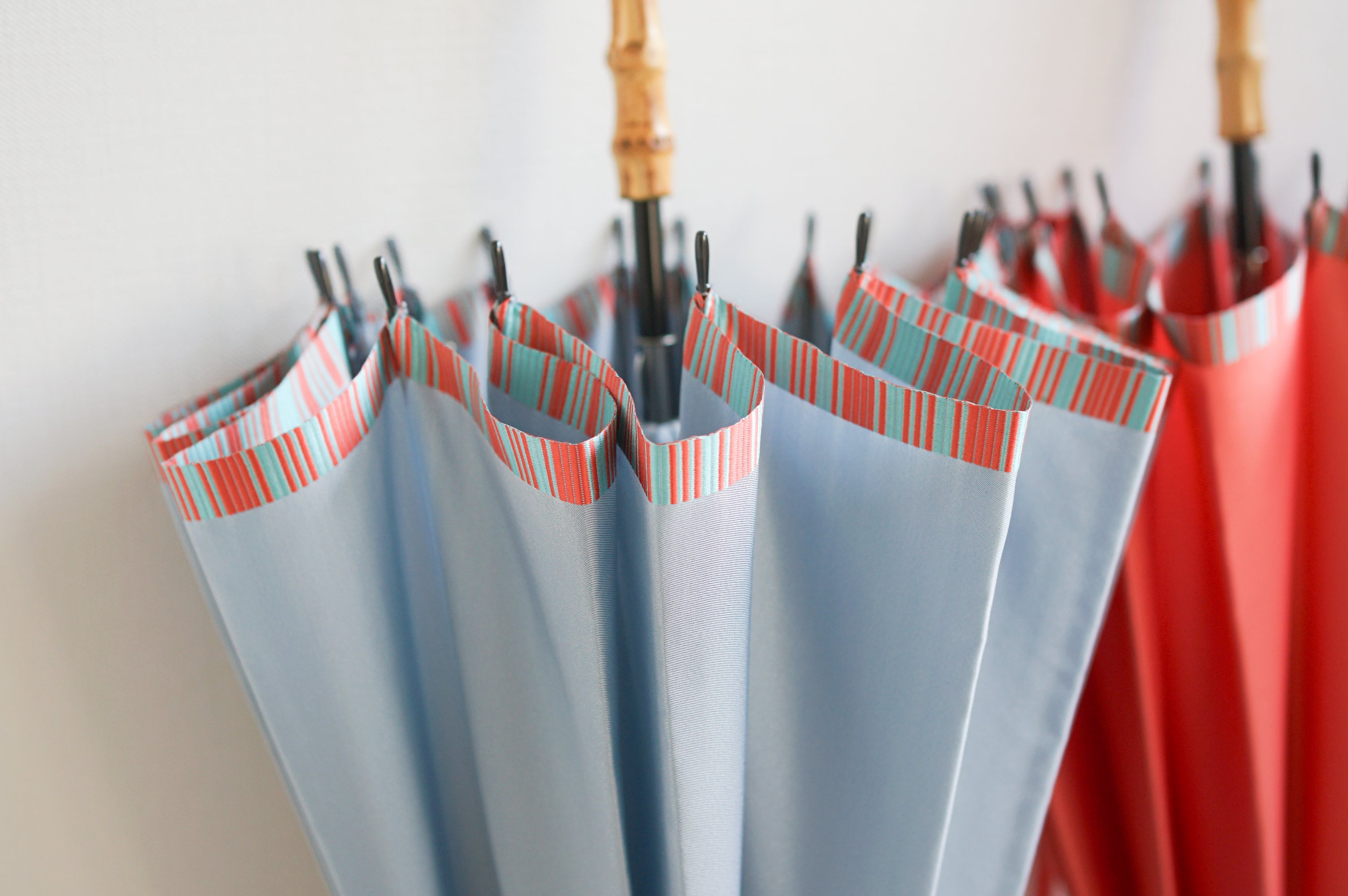 長傘 レディース 雨晴兼用傘 2色に輝く、美しい生地にストライプのアクセント