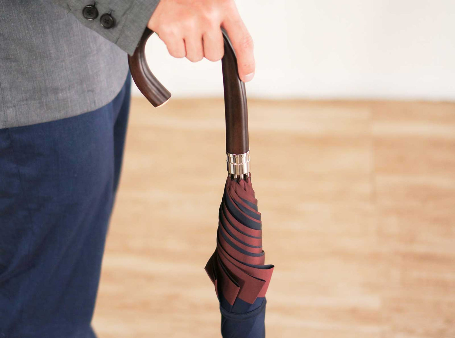 長傘 メンズ 雨傘 高級感を演出する、ダークブラウンの楓のハンドル