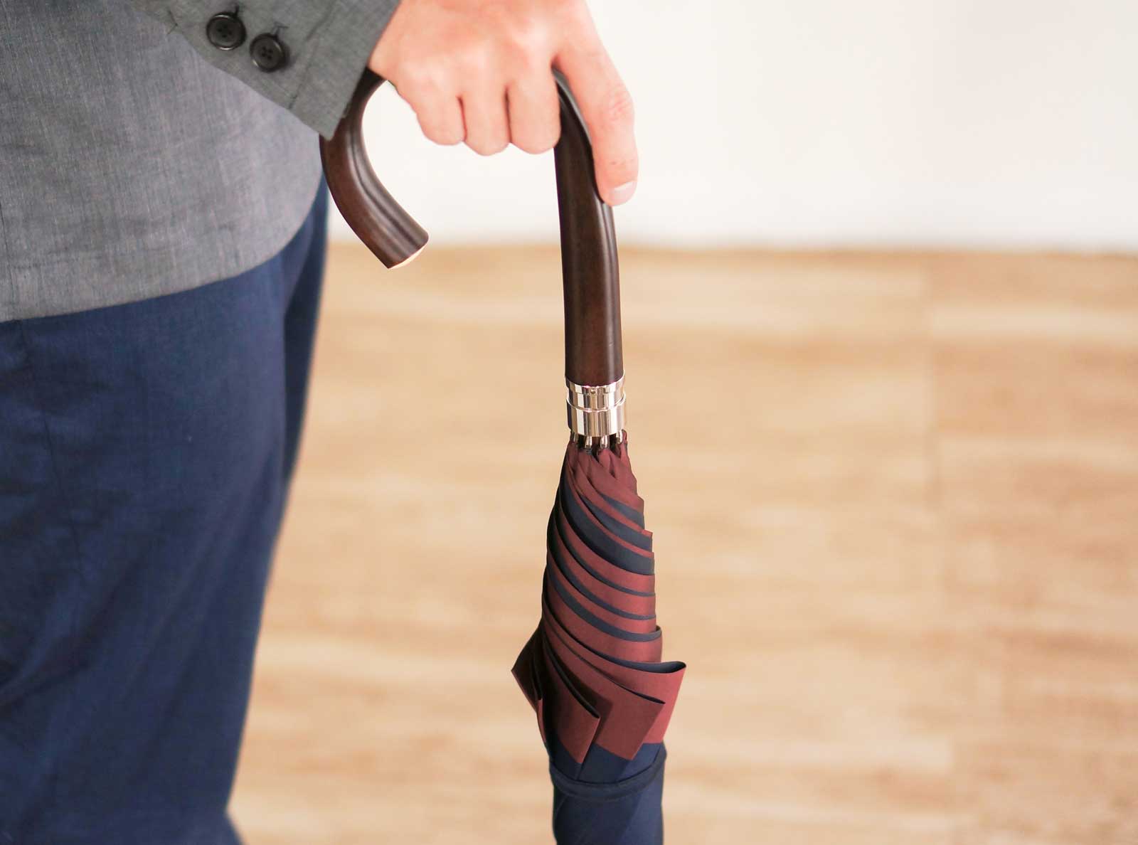 長傘 メンズ 雨傘 高級感を演出する、ダークブラウンの楓のハンドル