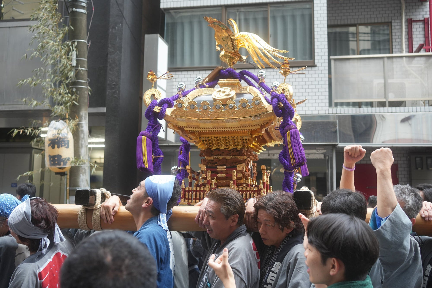 小宮商店の代表の小宮も御神輿の担ぎ手に参加し、2年ぶりに賑わう「神田祭」