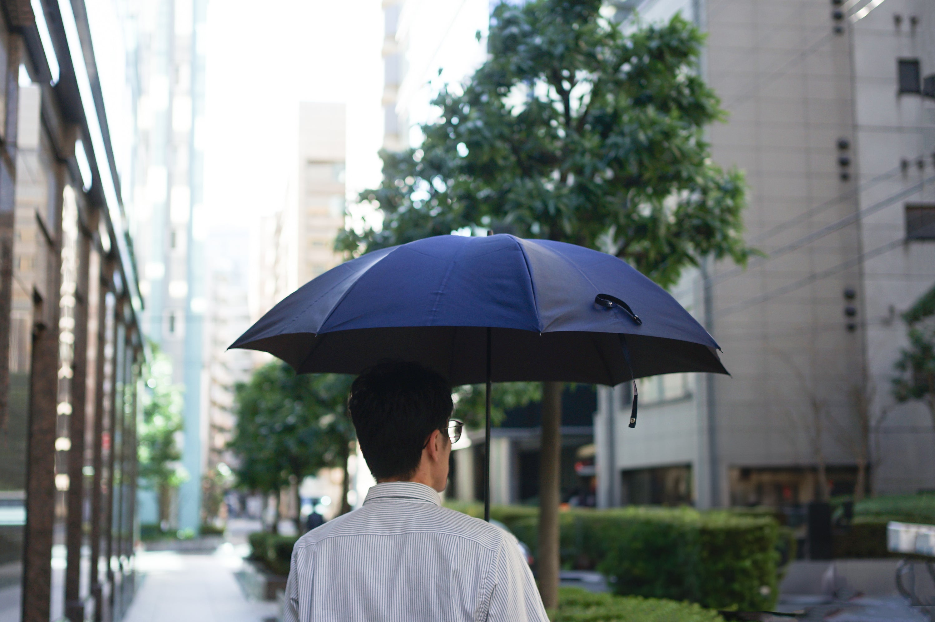 折りたたみ傘 メンズ 雨傘 希少な小幅のシャトル織機で織り上げた織物