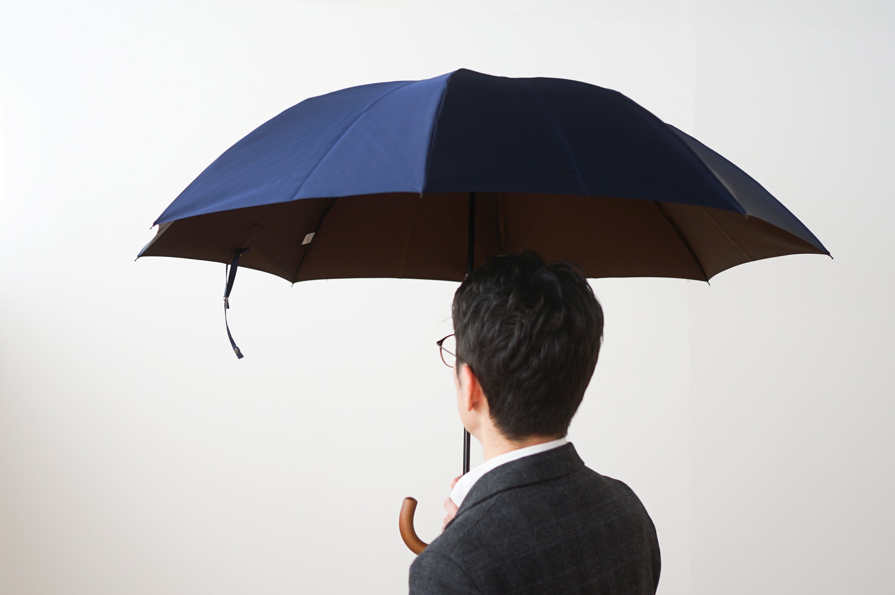 折りたたみ傘 メンズ 雨傘 染色する糸の色にこだわり、ユニセックスでもお使いいただけるカラー