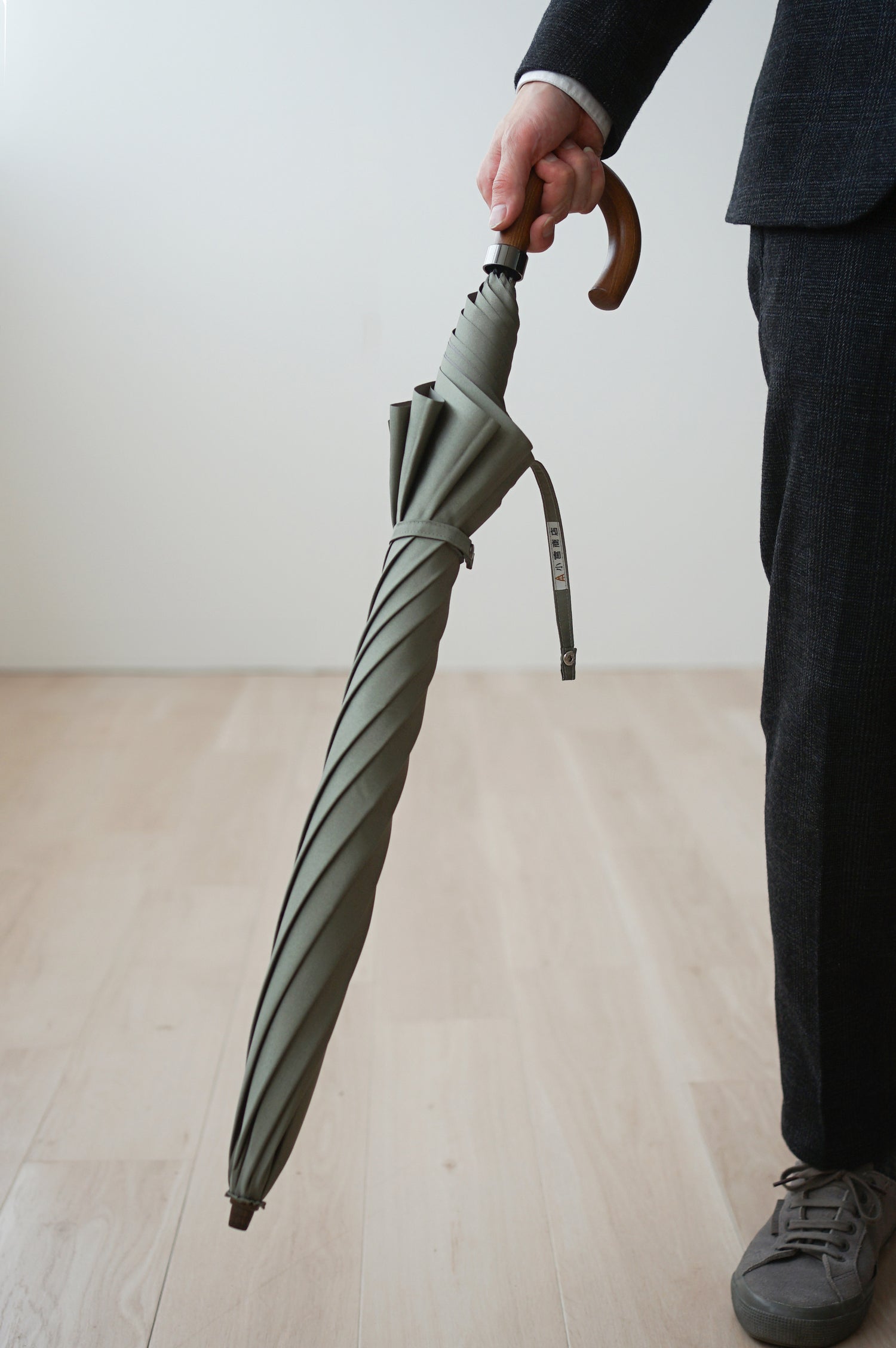 折りたたみ傘 メンズ 雨傘 染色する糸の色にこだわり、ユニセックスでもお使いいただけるカラー