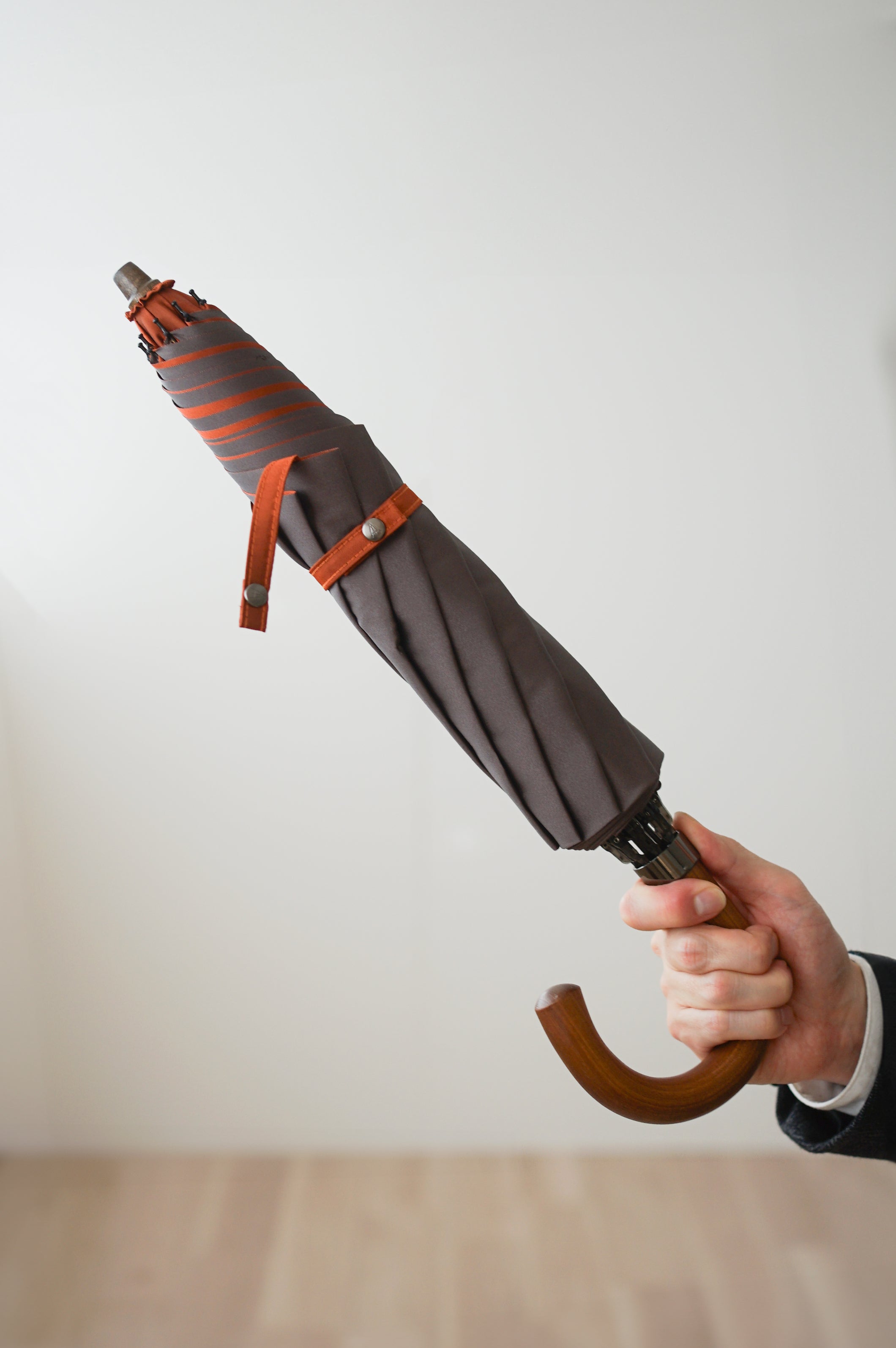 折りたたみ傘 メンズ 雨傘 染色する糸の色にこだわり、ユニセックスでもお使いいただけるカラー