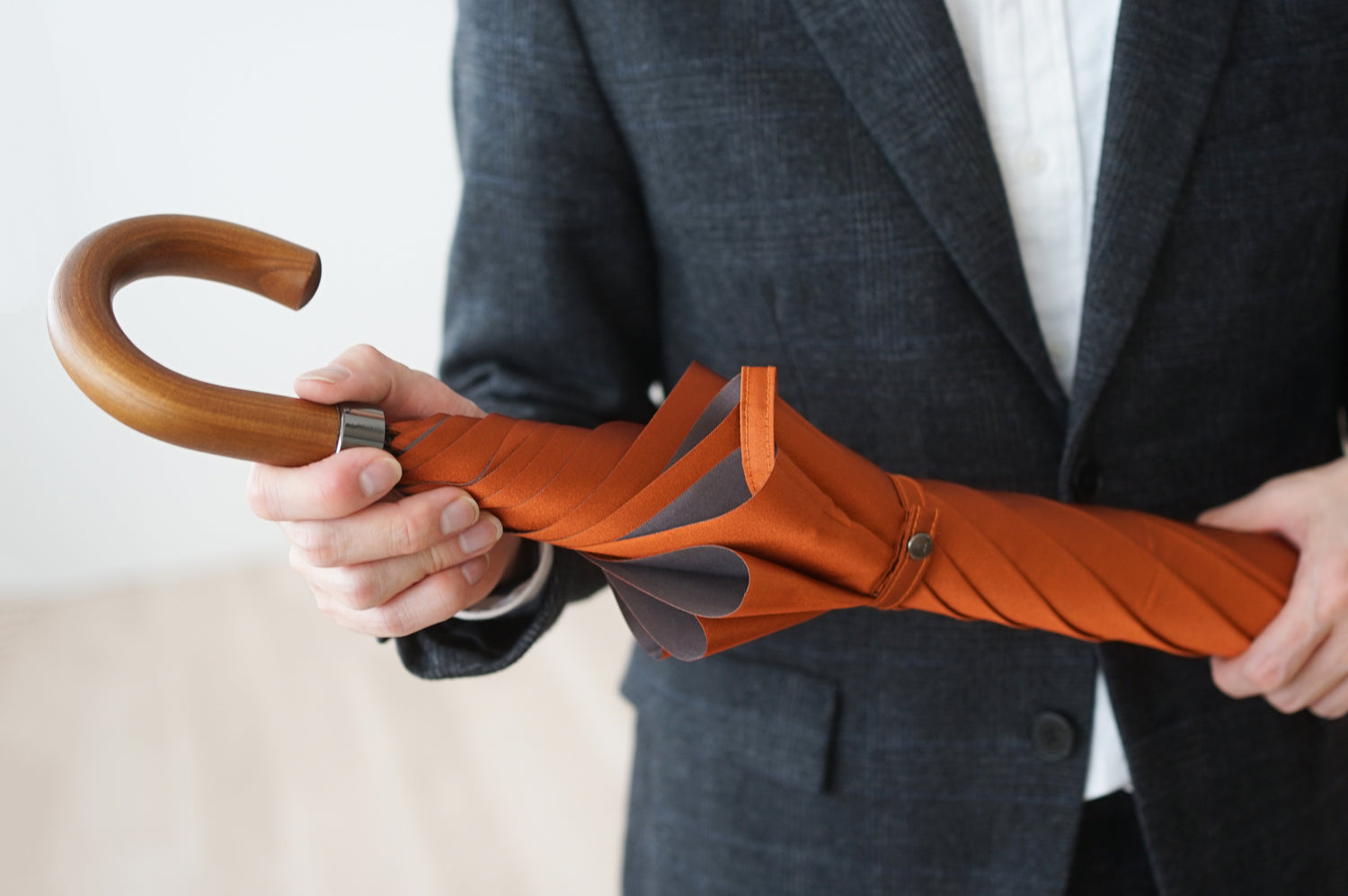 折りたたみ傘 メンズ 雨傘 染色する糸の色にこだわり、ユニセックスでもお使いいただけるカラー