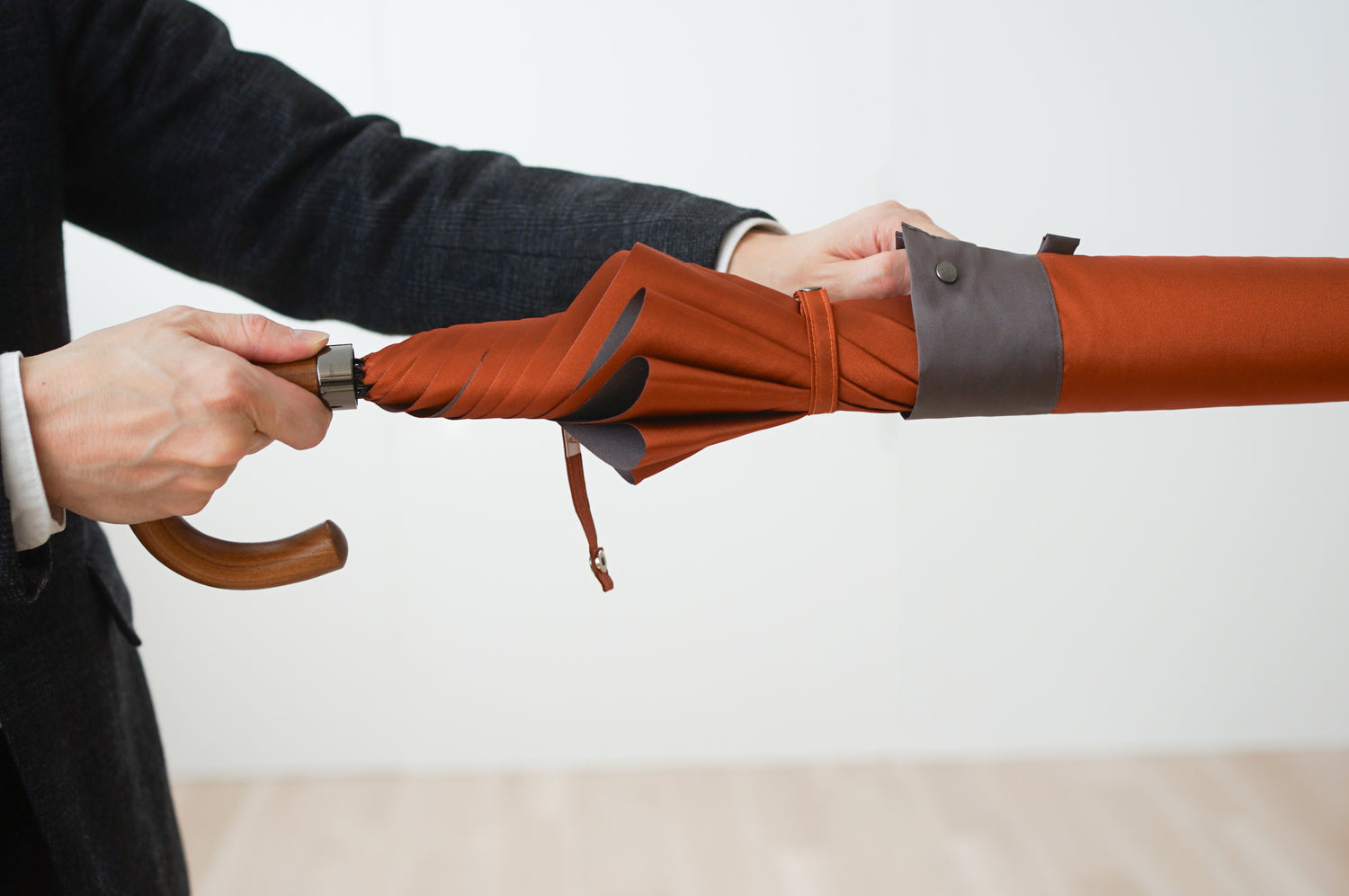 折りたたみ傘 メンズ 雨傘 染色する糸の色にこだわり、ユニセックスでもお使いいただけるカラー