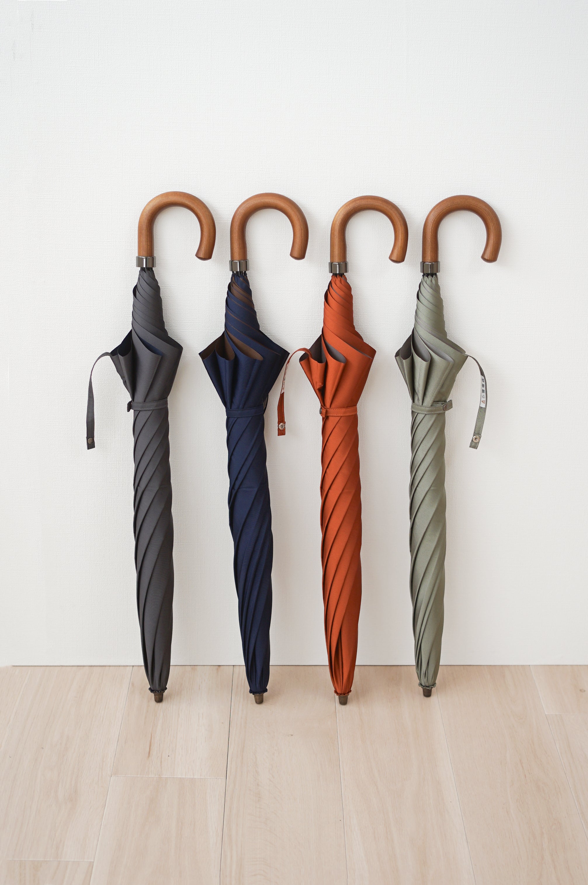 折りたたみ傘 メンズ 雨傘 染色する糸の色にこだわり、ユニセックスでもお使いいただけるカラー