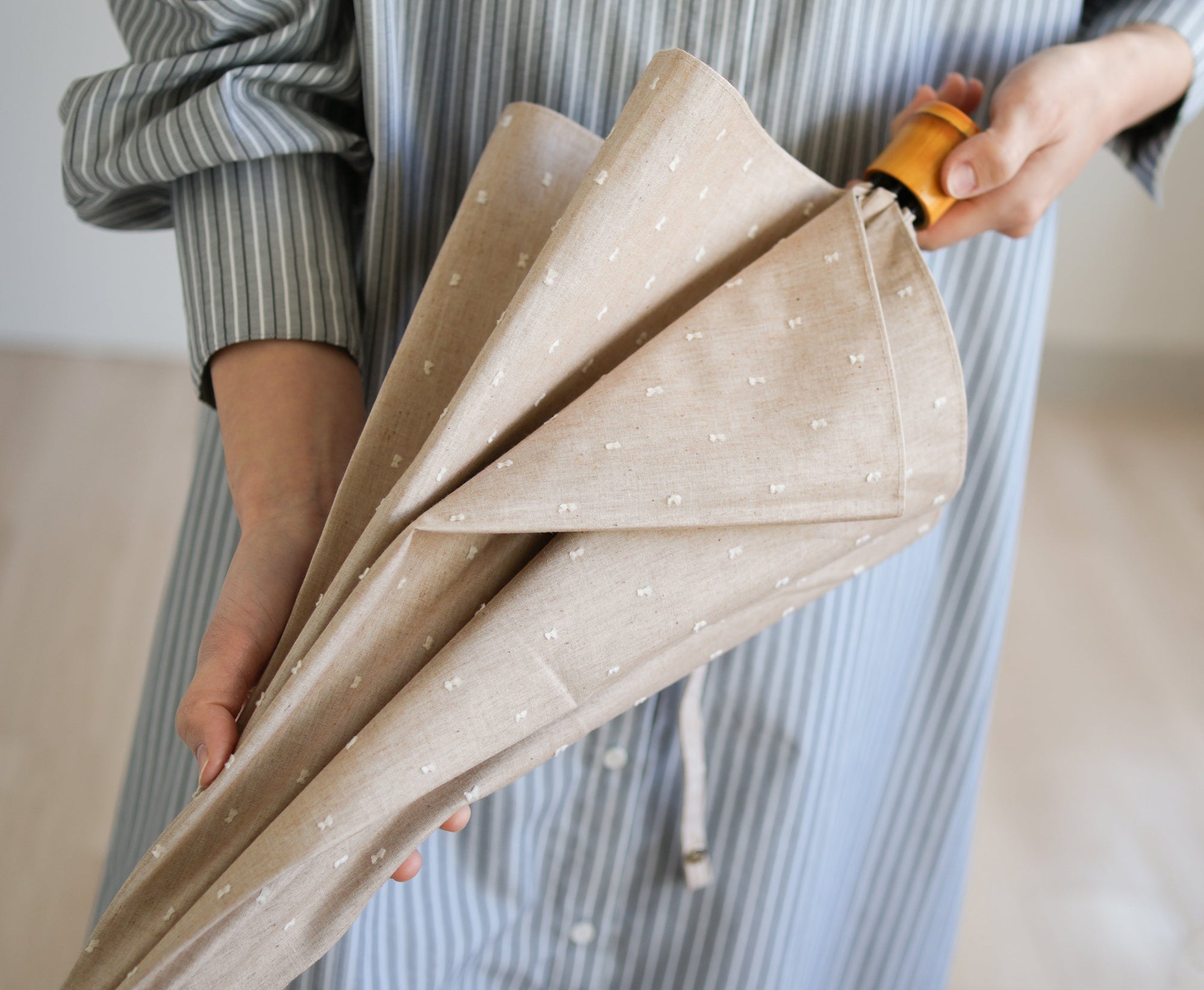 折りたたみ傘 レディース 晴雨兼用傘　立体的なドット柄がかわいい、機能的な晴雨兼用傘