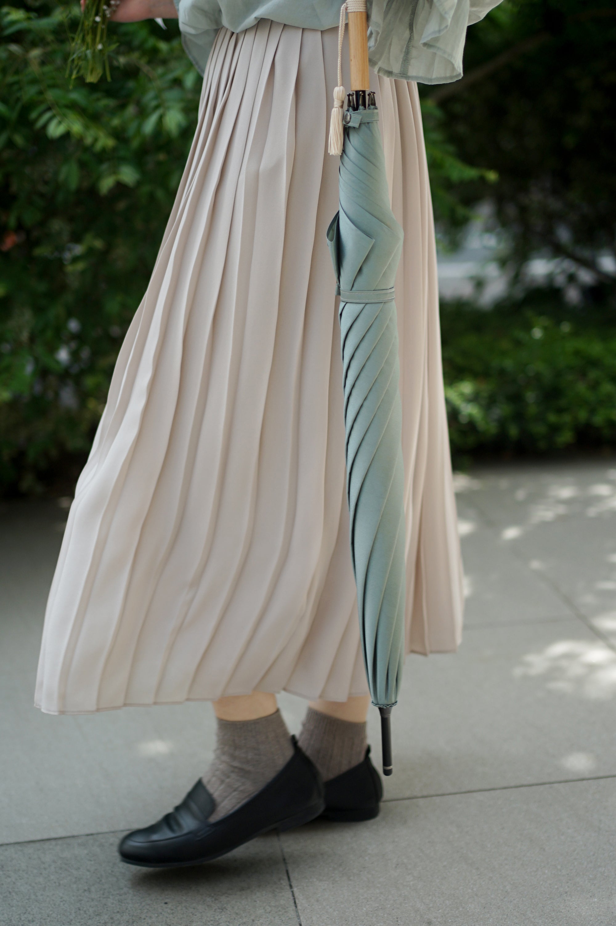 長傘 レディース 雨傘 捺染した仮糸と無地の糸を合わせて 二重に織り上げる「裏ほぐし織」