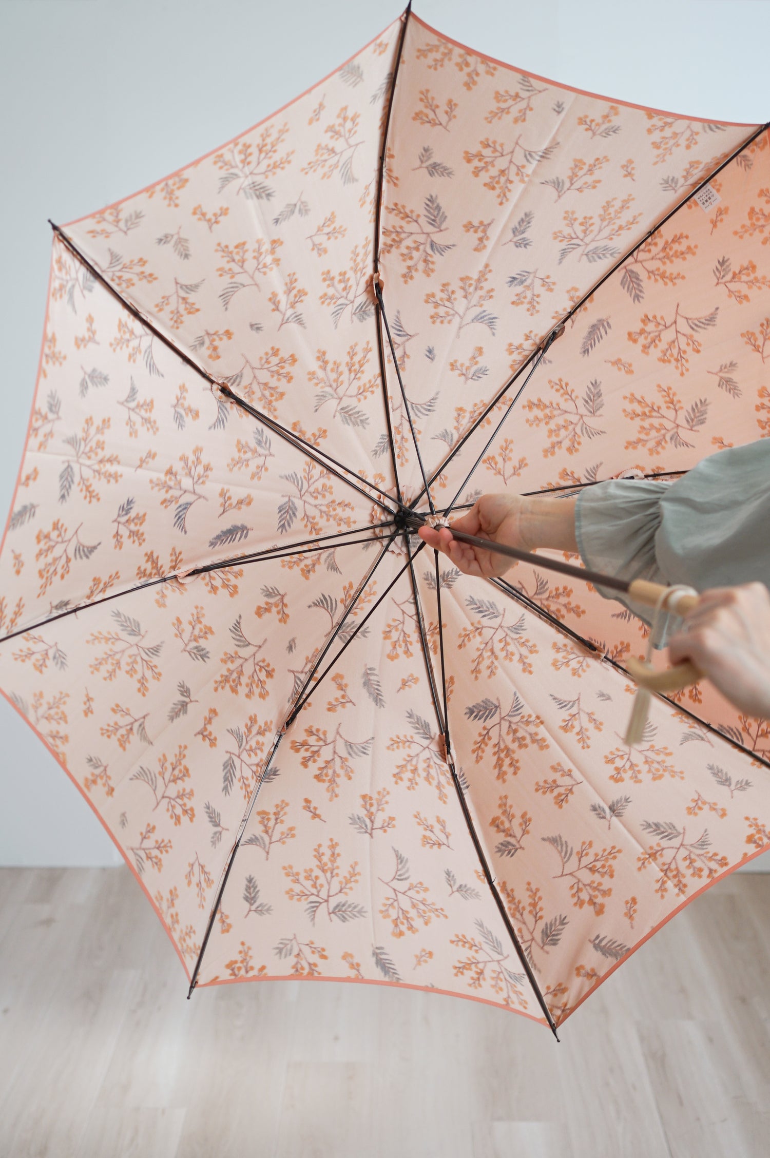 長傘 レディース 雨傘 捺染した仮糸と無地の糸を合わせて 二重に織り上げる「裏ほぐし織」